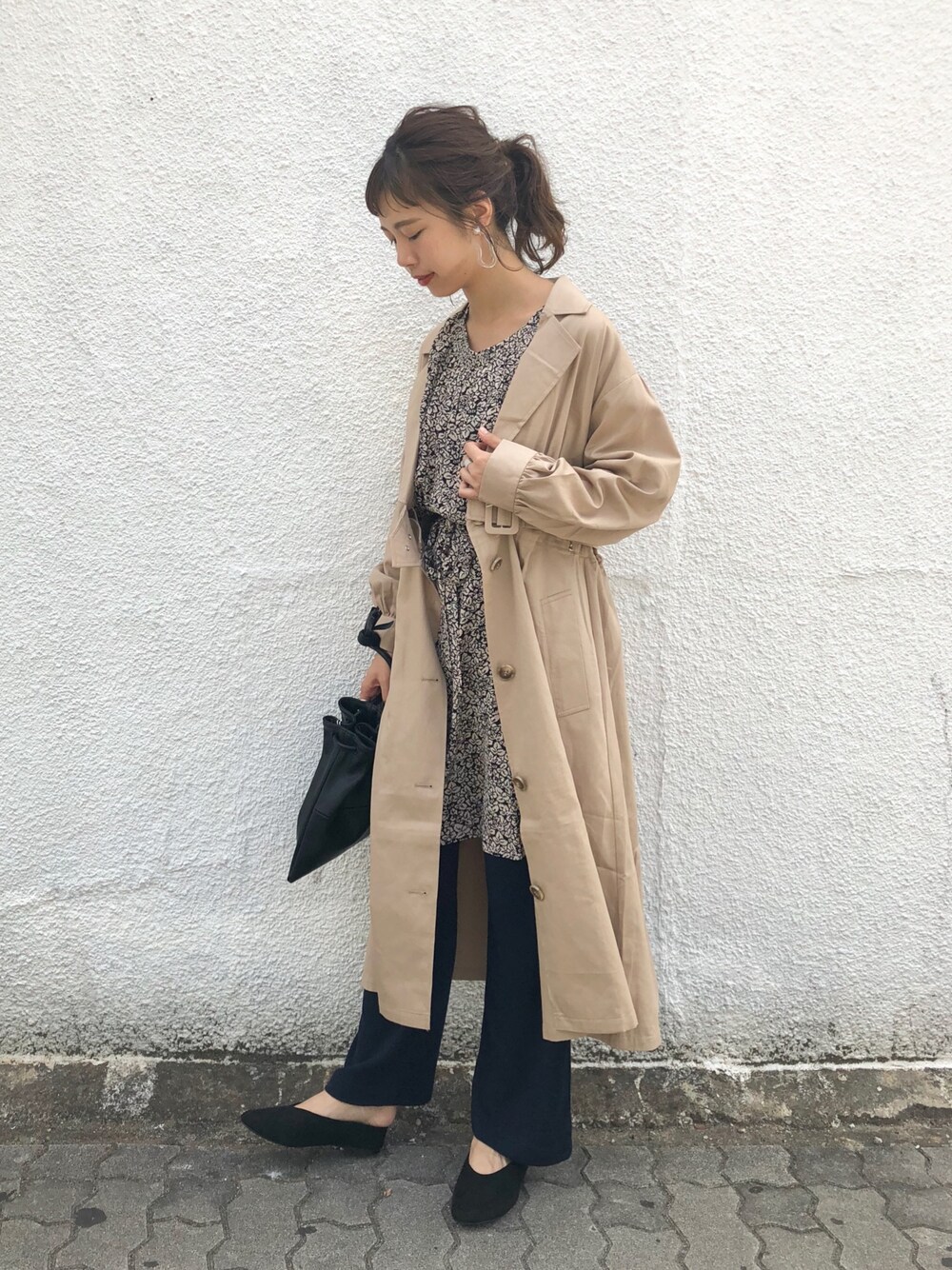 「カジュアル、秋色、きれいめカジュアル、トレンチコート、Kastane、花柄ワンピース、パンプス、ニットパンツ、巾着バッグ、秋のコーデ」｜「Kastaneの3WAYロングトレンチコート（トレンチコート、ベージュ系）」を使った、かとまりさん（レディース・165cm）の夏コーディネートの1枚目の写真