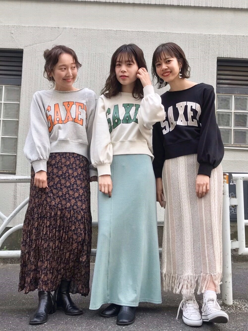 「カジュアルコーデ、おそろいコーデ、双子コーデ、シミラールック、Kastane、ロゴスウェット、スウェット、春、ロングスカート、リンクコーデ」｜「KastaneのZIPロゴスウェット（スウェット、ホワイト系）」を使った、かとまりさん（レディース・166cm）の春コーディネートの1枚目の写真