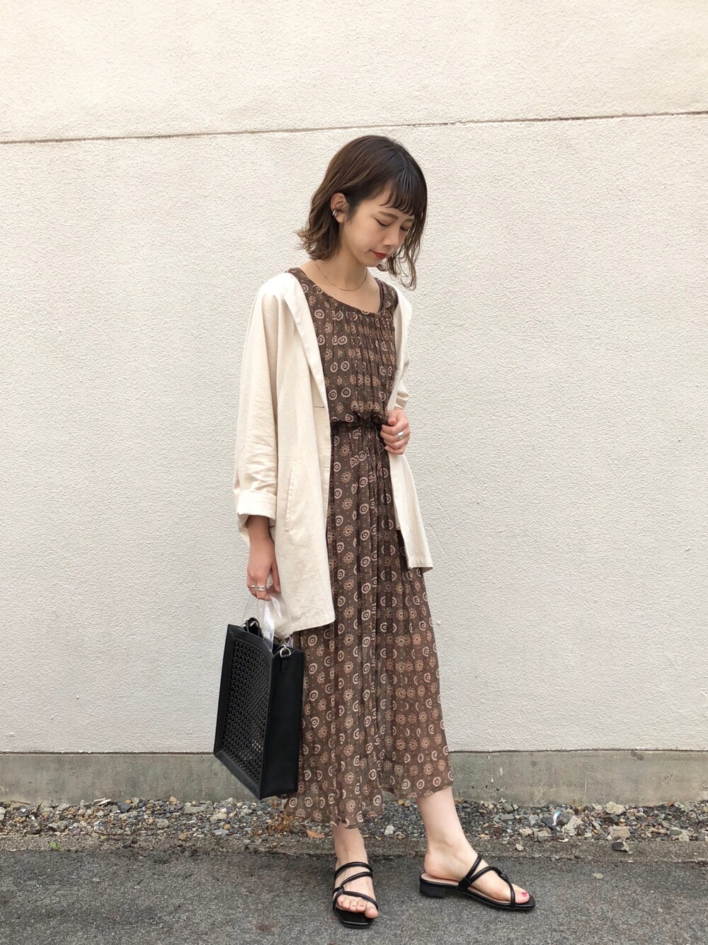 「ラクチンコーデ、Kastane、ジャケット、ドルマン、ワンピース、花柄ワンピース、サンダル、メッシュバッグ、花柄、オーバーサイズ」｜「Kastaneのオリエンタル柄ギャザーワンピース（ワンピース、グリーン系）」を使った、かとまりさん（レディース・166cm）の春コーディネートの1枚目の写真