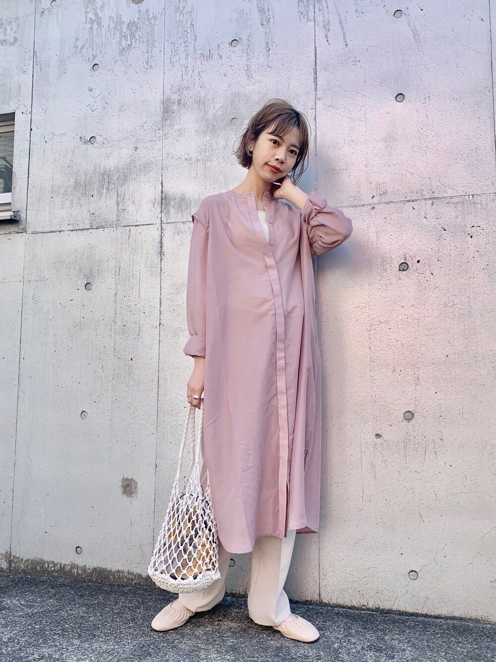 「おうちファッション、春コーデ、大人カジュアル、オトナ女子、Kastane、ワンピース、シャツワンピ、スラックス、バレエシューズ、シアーシャツ」｜「Kastaneの透けオーガンジーシャツワンピース（ワンピース、ピンク系）」を使った、かとまりさん（レディース・166cm）の春コーディネートの1枚目の写真