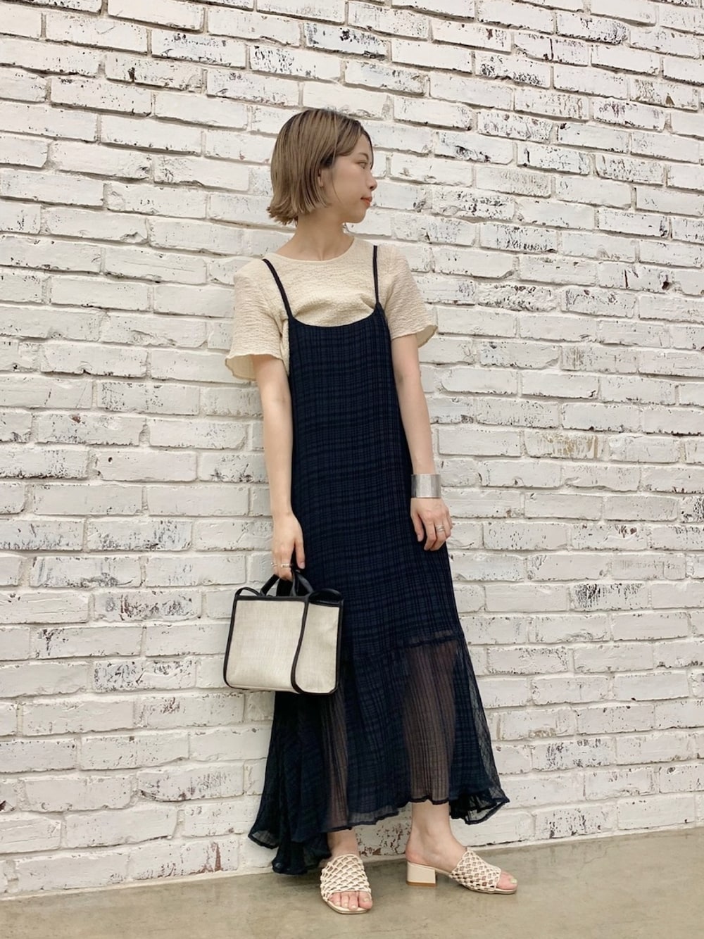 「カジュアル、楽チンコーデ、オトナ女子、キャミワンピ、おうちファッション、オトナカジュアル、チェックワンピース、サンダル、Kastane、Tシャツ」｜「Kastaneの布帛サッカーTee（Tシャツ/カットソー、ホワイト系）」を使った、かとまりさん（レディース・166cm）の春コーディネートの1枚目の写真