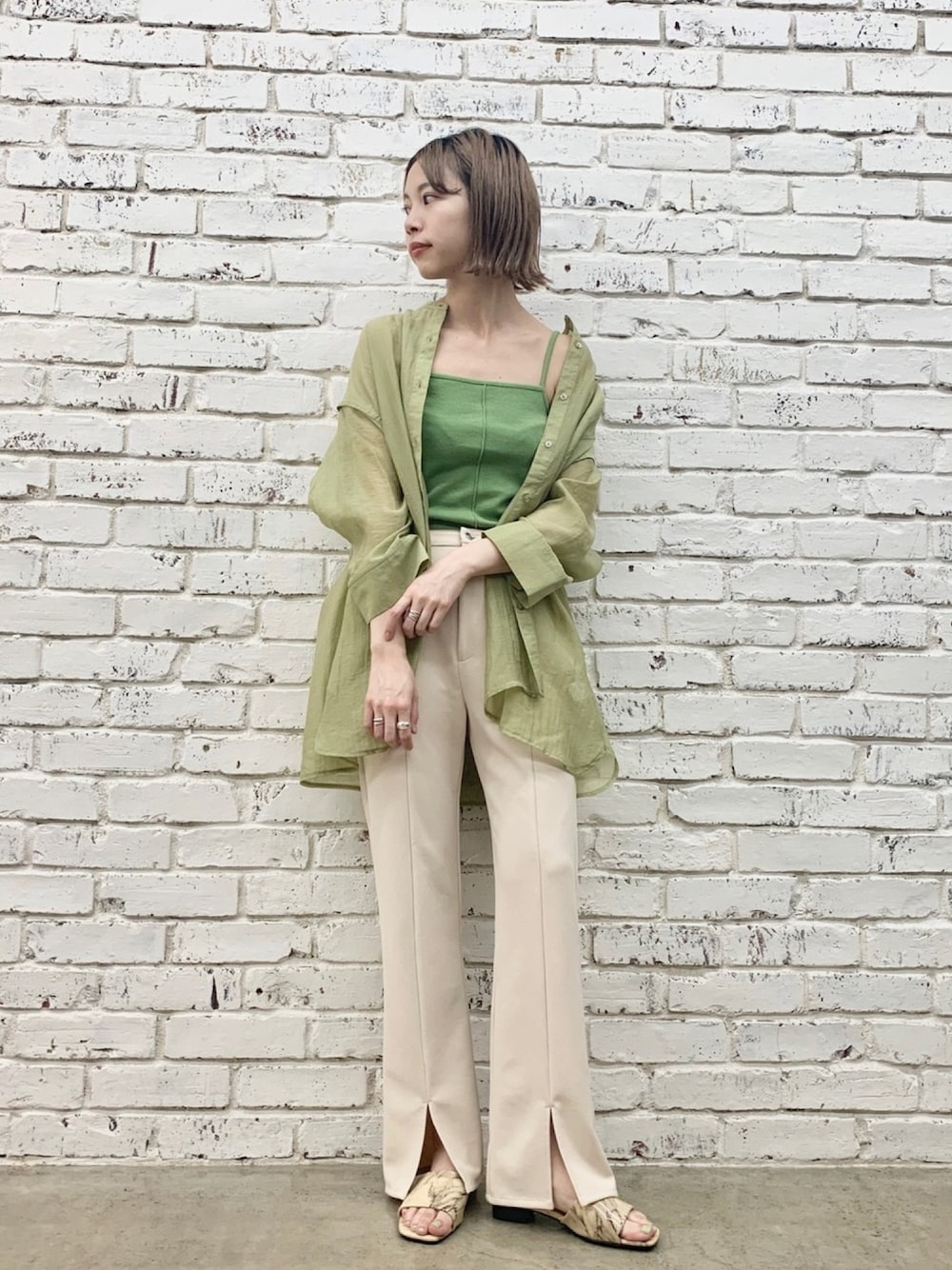 「オトナカジュアル、パンツスタイル、シンプルコーデ、スラックス、シアーシャツ、Kastane、シャツスタイル、グリーン、ピスタチオ、シャツ好き集まれ」｜「Kastaneのテレコパイピングキャミ（キャミソール、グリーン系）」を使った、かとまりさん（レディース・166cm）の春コーディネートの1枚目の写真
