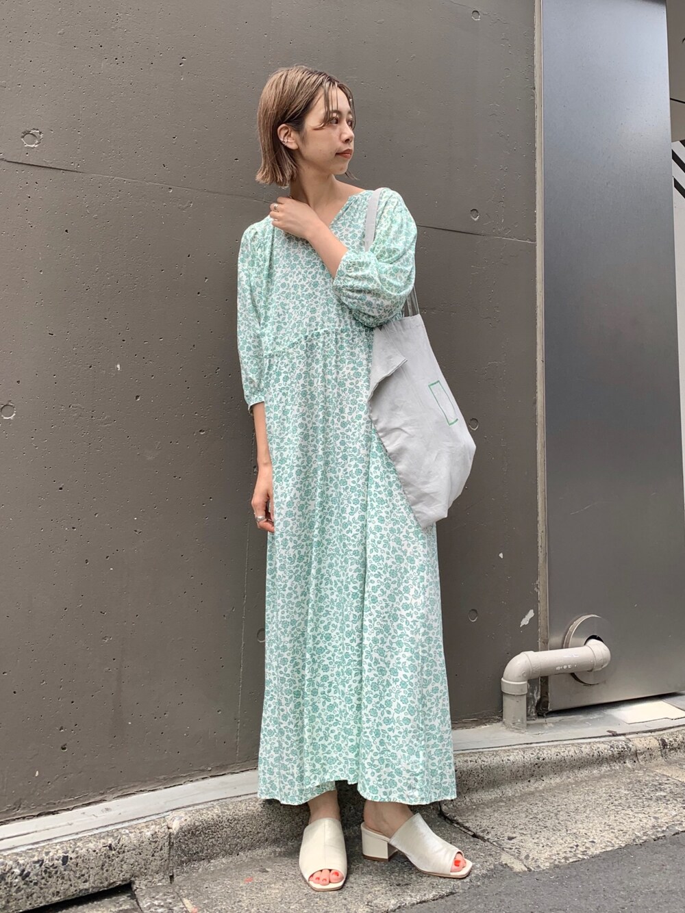 「ラクチンコーデ、グリーン、花柄ワンピース、Kastane、ワンピース、マキシ丈ワンピース、トートバッグ、休日スタイル、大人カジュアル、きれいめカジュアル」｜「Kastaneの小花柄マキシドレス（ワンピース、グリーン系）」を使った、かとまりさん（レディース・166cm）の夏コーディネートの1枚目の写真