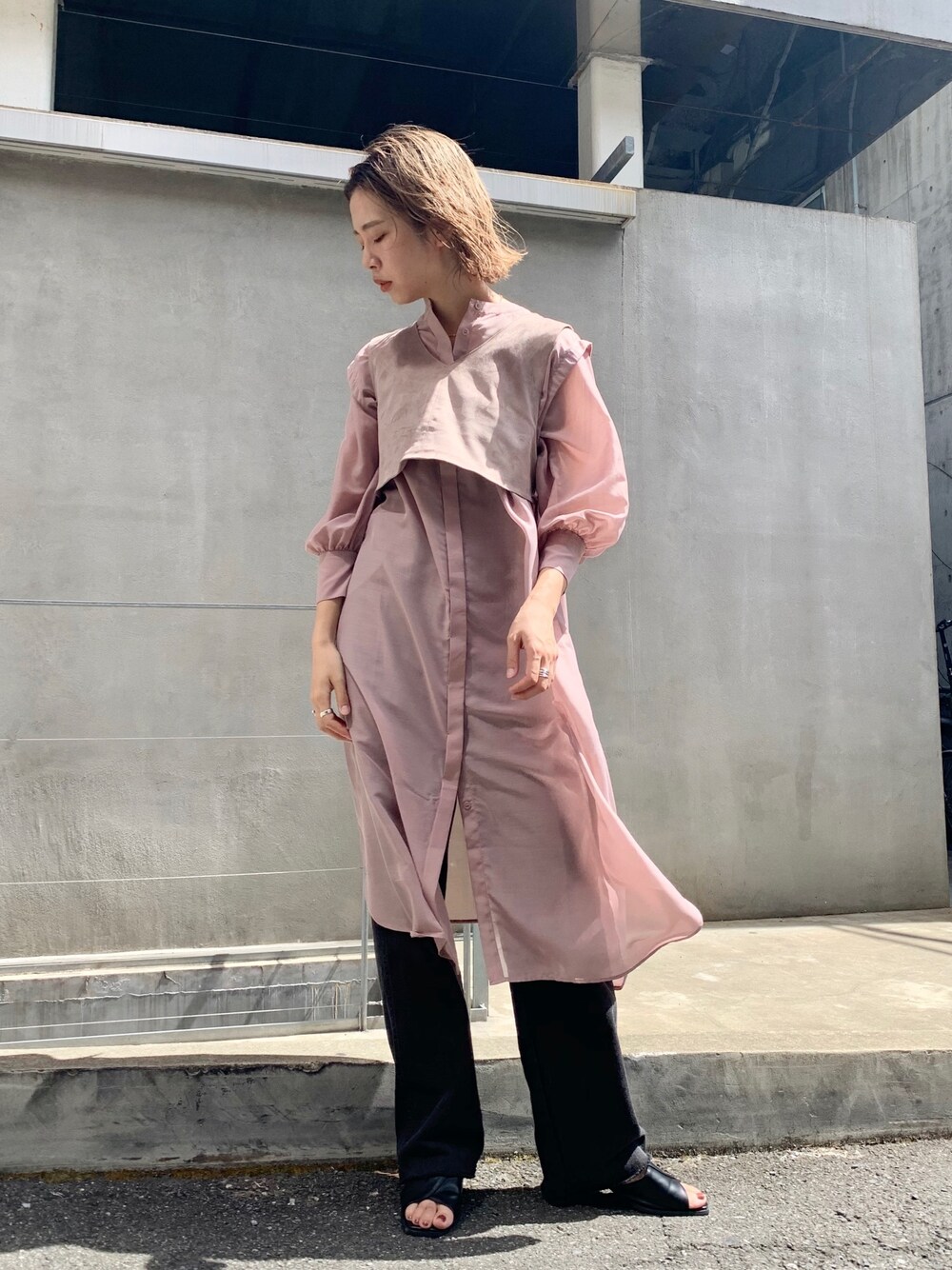 「大人カジュアル、シアーシャツ、Kastane、レザーサンダル、高身長女子、ワンピース、シャツワンピ、ベスト、ブラックデニム、ピンク」｜「Kastaneの透けオーガンジーシャツワンピース×ベストSET/シアーワンピース（シャツワンピース、ピンク系）」を使った、かとまりさん（レディース・166cm）の秋コーディネートの1枚目の写真