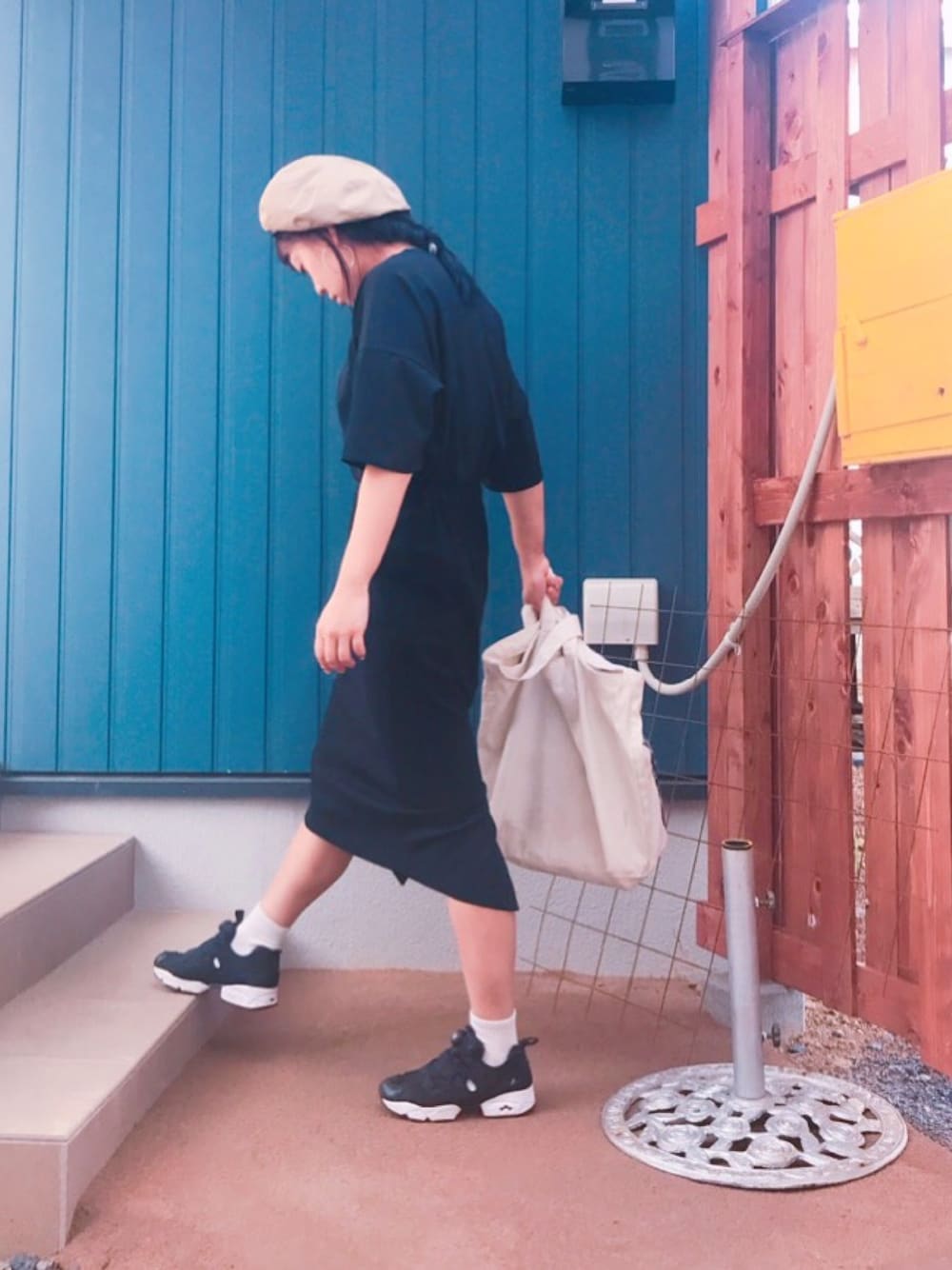 「reebok、白靴下、スカート、ベレー帽、プチプラ、GU、シンプル、布バッグ、動きやすい」｜「GUの（GU）スリットペンシルスカート（スカート、ブラック系）」を使った、momogom105さん（レディース・156cm）の春コーディネートの1枚目の写真