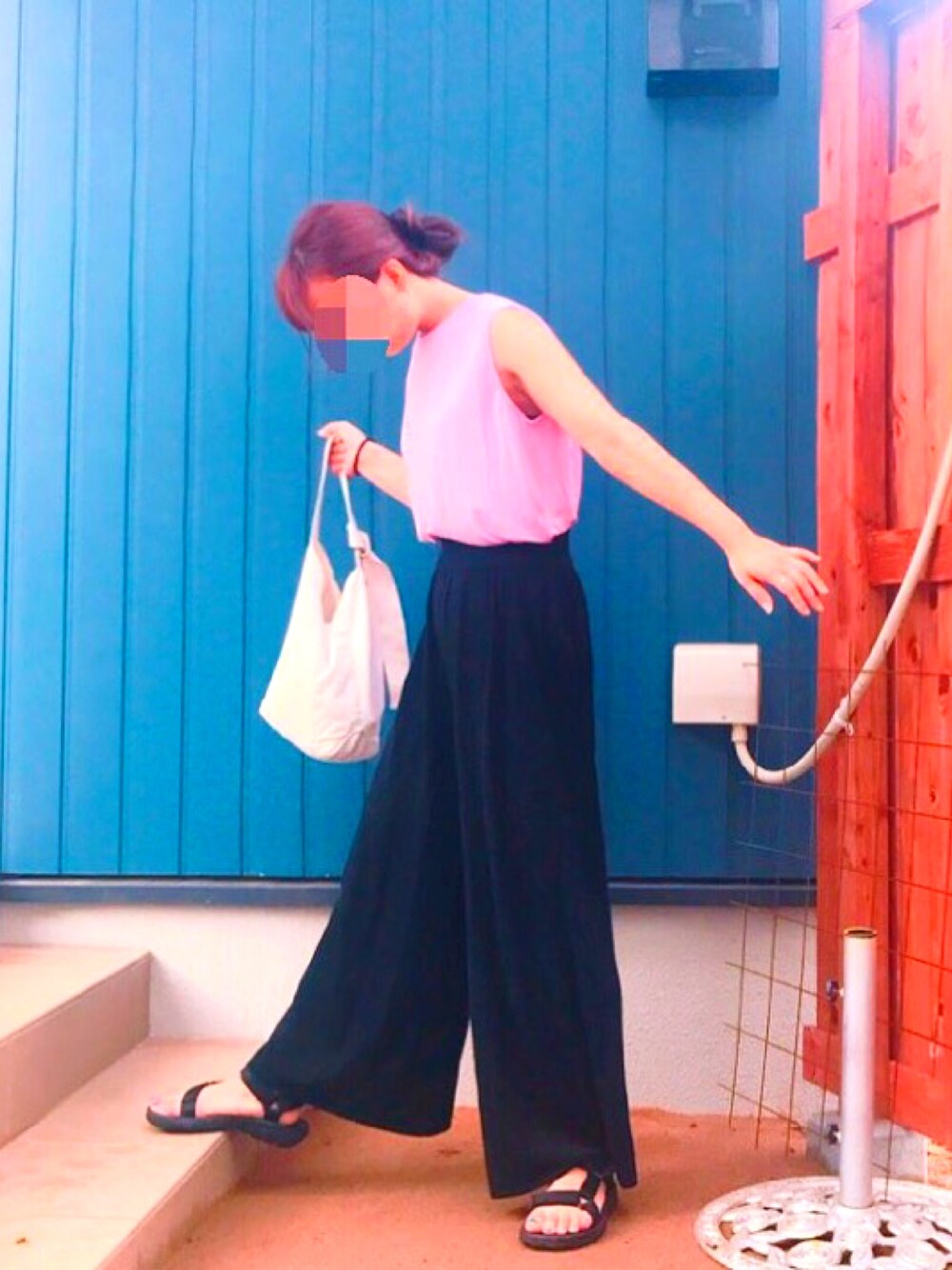 「summer、ノースリーブ、オトナ女子、ピンク、tava、Ron Herman、moussy、ワイドパンツ、海コーデ」｜「MOUSSYのTUCK DESIGN N/S TOPS（タンクトップ、ピンク系）」を使った、momogom105さん（レディース・156cm）の夏コーディネートの1枚目の写真