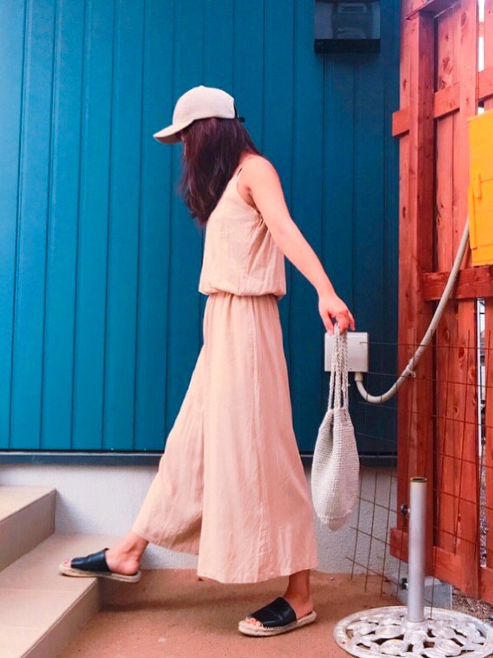 「moussy、キャップ、オールインワン、サンダル、ベージュ、ラフ、ゆるコーデ、ワイドパンツ、休日スタイル」｜「MOUSSYのCAMI ALL IN ONE F（つなぎ/オールインワン、ベージュ系）」を使った、momogom105さん（レディース・156cm）の夏コーディネートの1枚目の写真