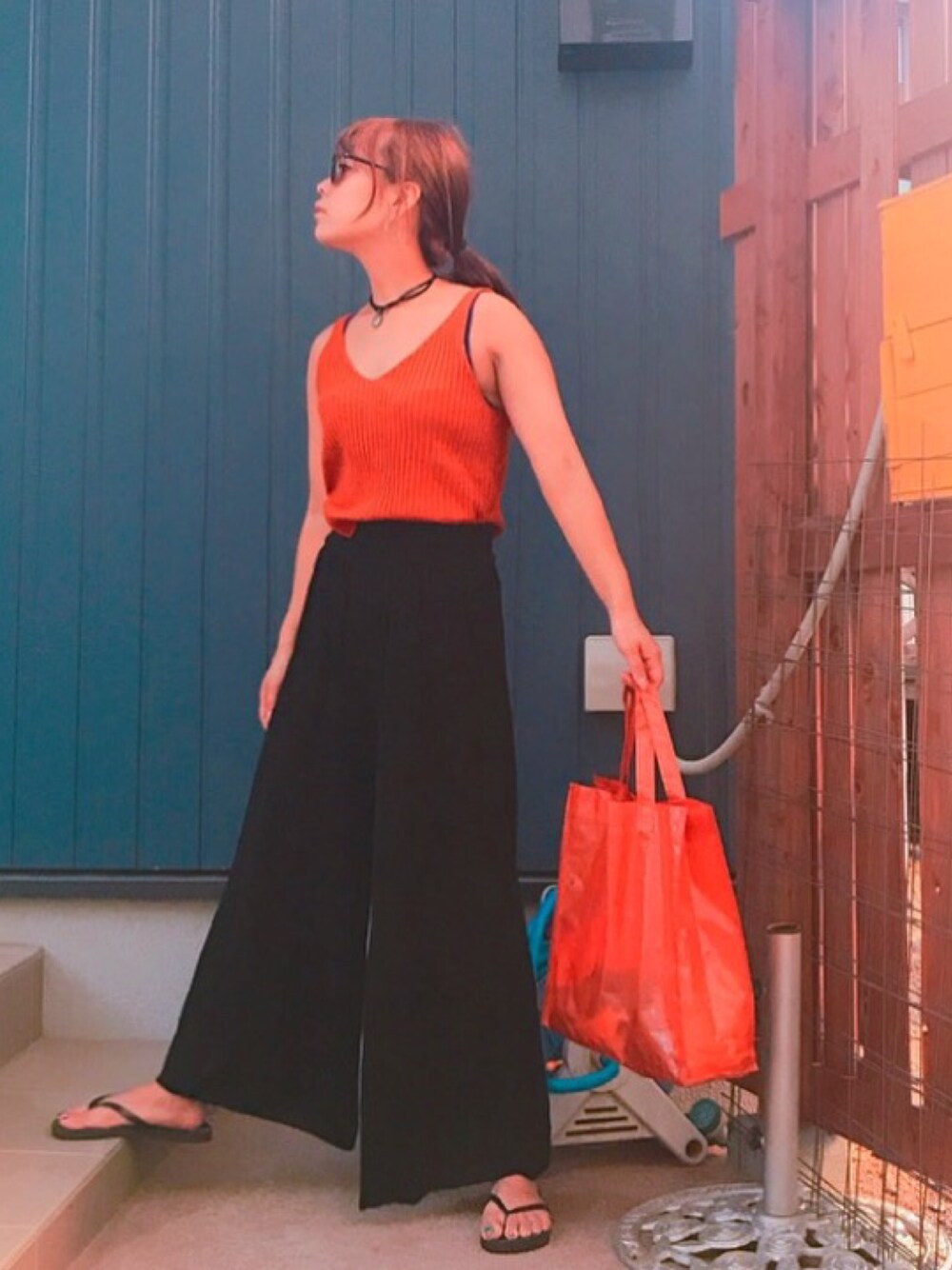 「夏コーデ、シンプル、プチプラコーデ、オレンジ、ワイドパンツ、ootd、ビーチサンダル、black」｜「MOUSSYのCOIN MOTIF CHOKER（ネックレス、ブラック系）」を使った、momogom105さん（レディース・156cm）の夏コーディネートの1枚目の写真