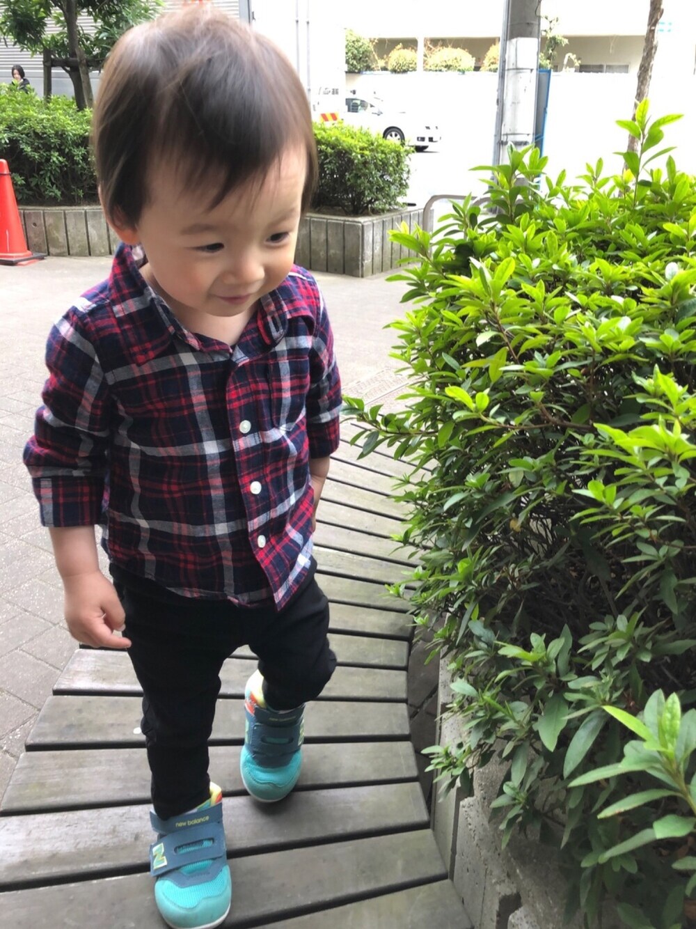 「春コーデ、チェックシャツ、チェックシャツコーデ、西松屋、baby GAP、New Balance、スニーカーコーデ、キッズコーデ、1歳6ヶ月、おとこのこ」｜「babyGAPのアイテム（トップス、レッド系）」を使った、motonさん（メンズ・80cm）の春コーディネートの1枚目の写真