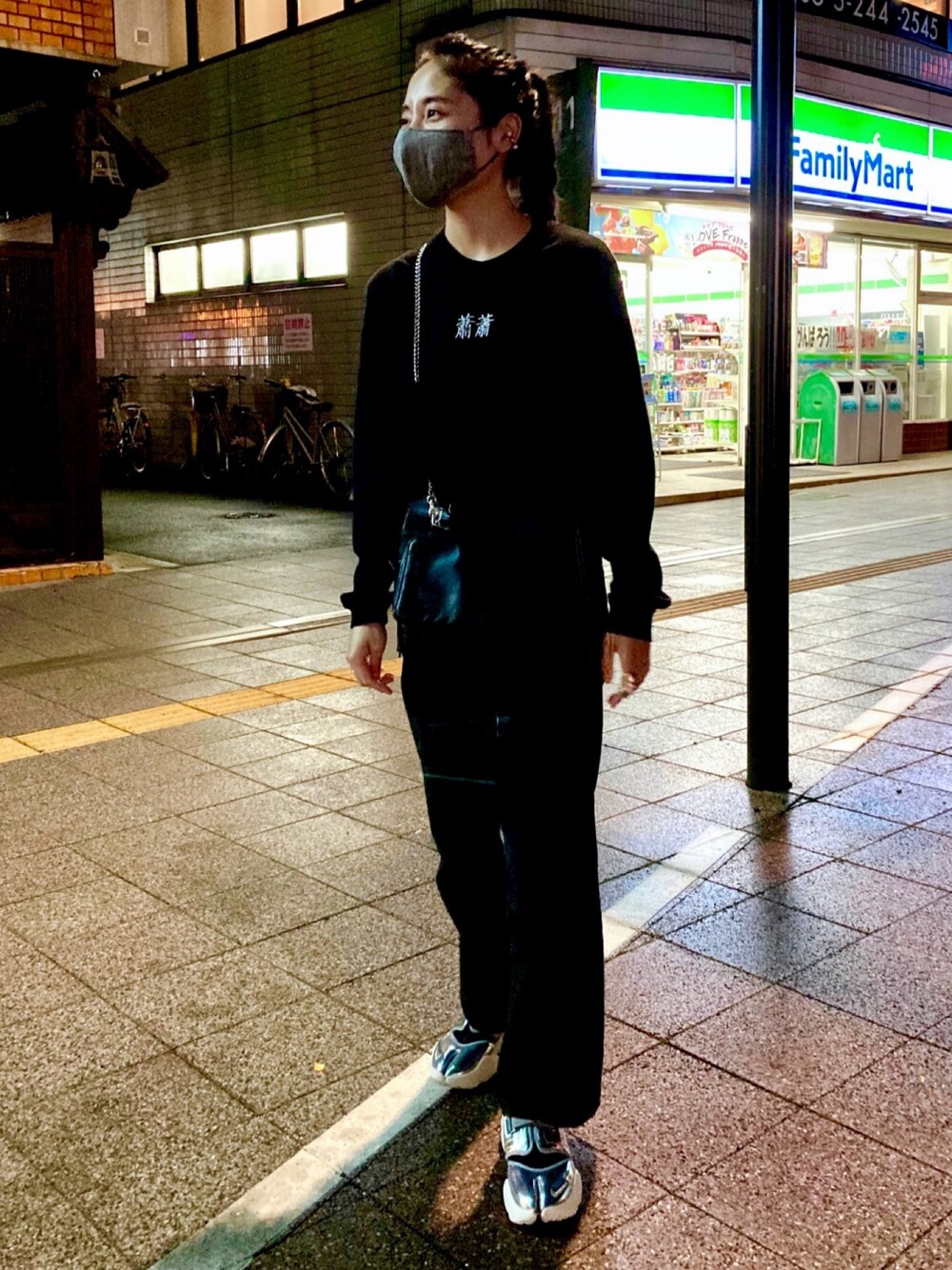 「モノトーンコーデ、オールブラック、NIKE」｜「NIKEのNIKE ナイキ ウィメンズ アクアリフト W NIKE AQUA RIFT cw5875-001【SP】（サンダル、シルバー系）」を使った、maikohanさん（レディース・159cm）の春コーディネートの1枚目の写真