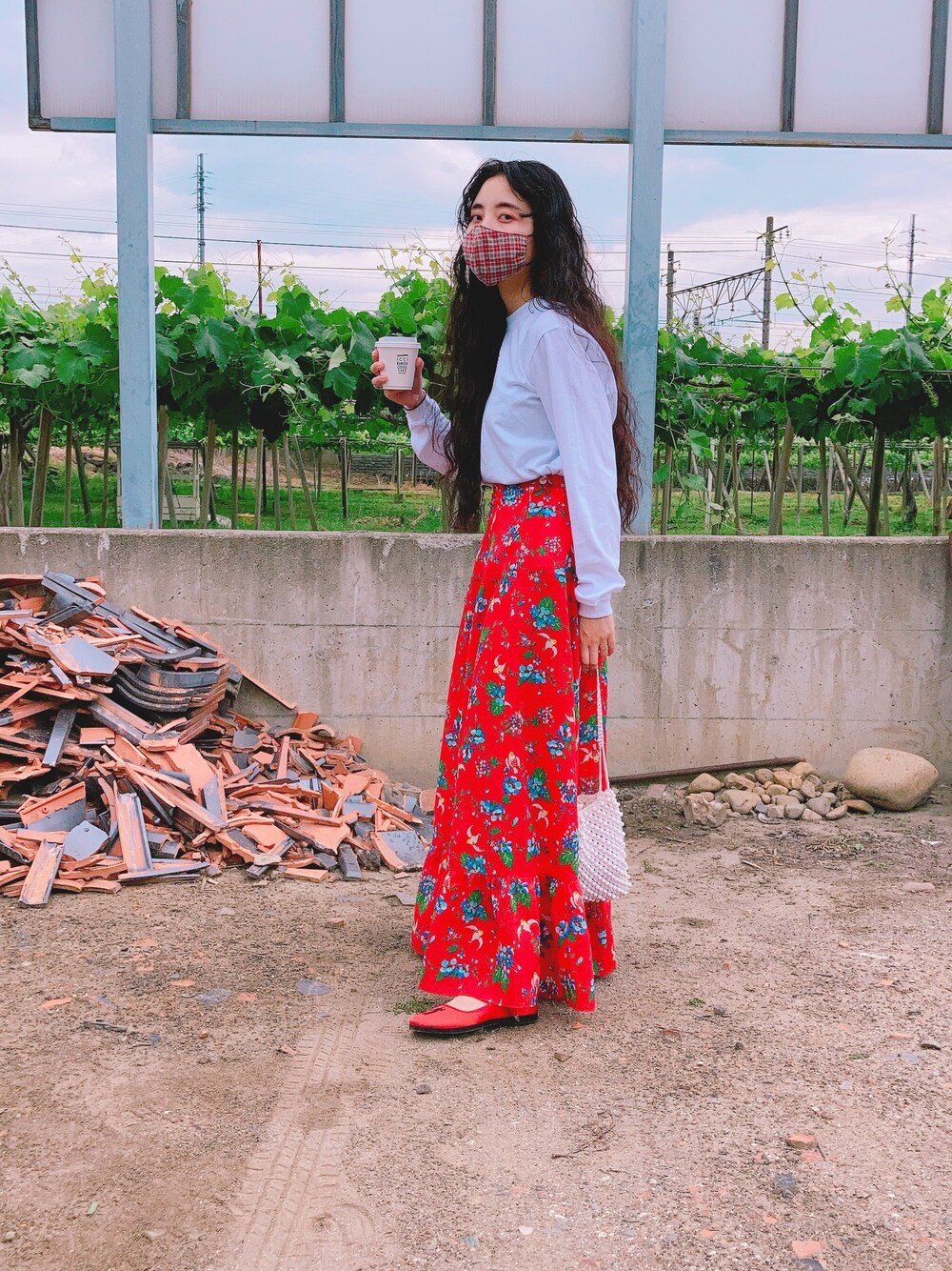 「古着、ロングスカート、花柄スカート、TOGA」｜「TOGAのアイテム（シューズ、レッド系）」を使った、maikohanさん（レディース・159cm）の春コーディネートの1枚目の写真