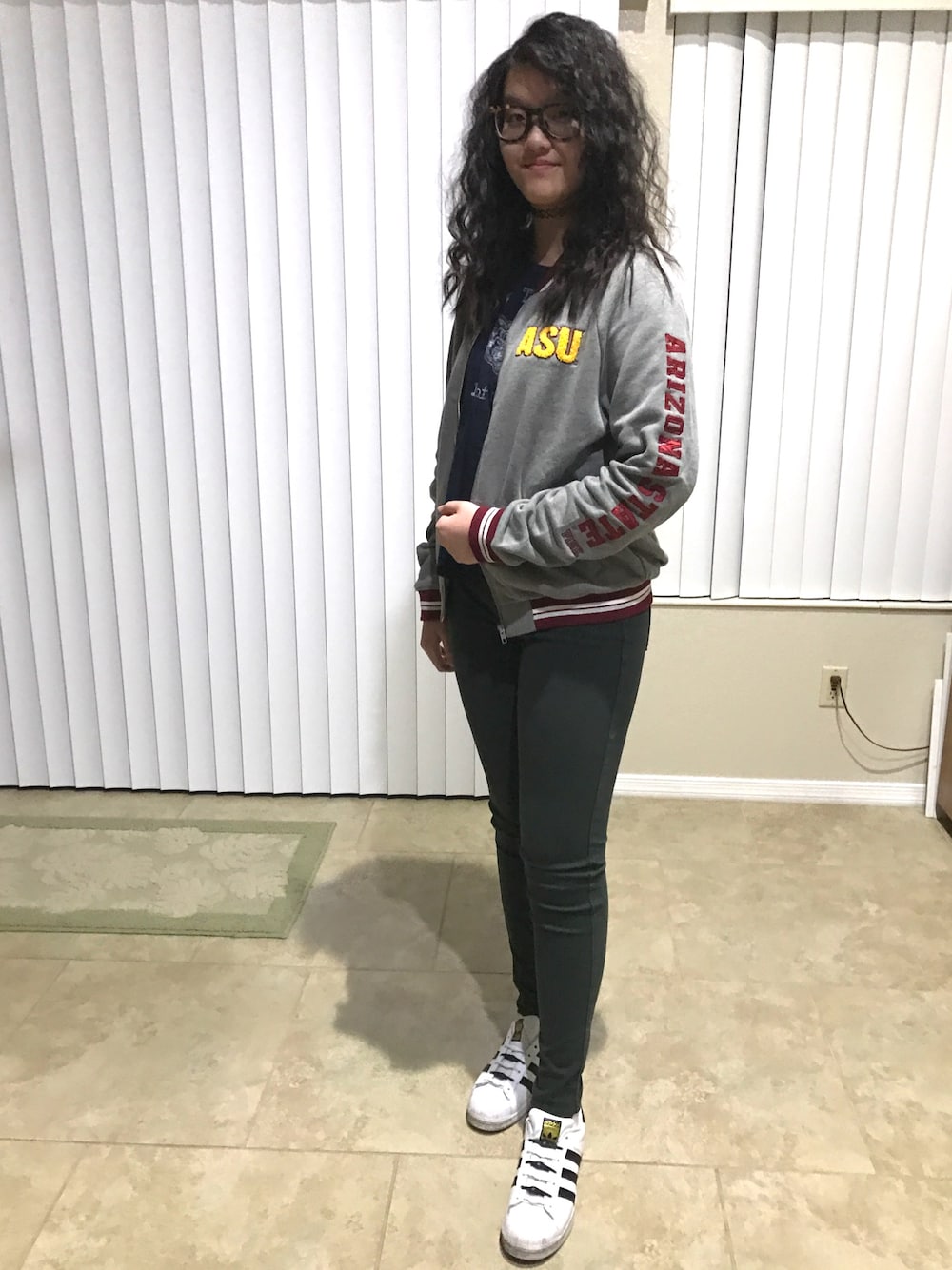 「glasses、ootd、outfit、casual、sneakers、streetstyle、curly hair」｜「adidasのadidas Superstar Metallic Sneaker (Women)（スニーカー、ホワイト系）」を使った、nanaさん（レディース・170cm）の冬コーディネートの1枚目の写真