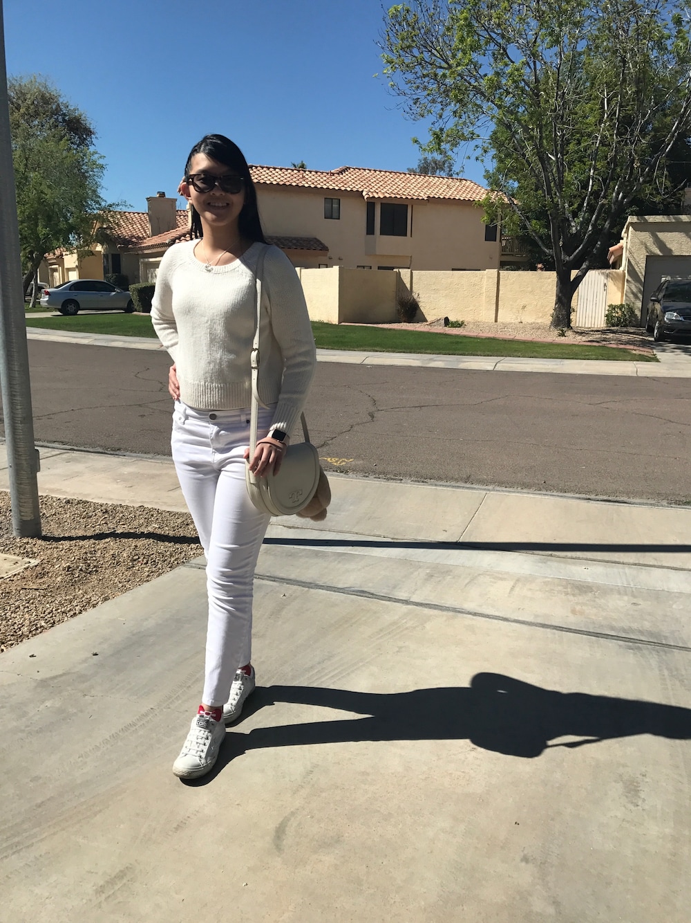「minimalist 、all white、ootd、outfit、casual、streetstyle、sneakers」｜「TORY BURCHのアイテム（ショルダーバッグ、ベージュ系）」を使った、nanaさん（レディース・170cm）の春コーディネートの1枚目の写真