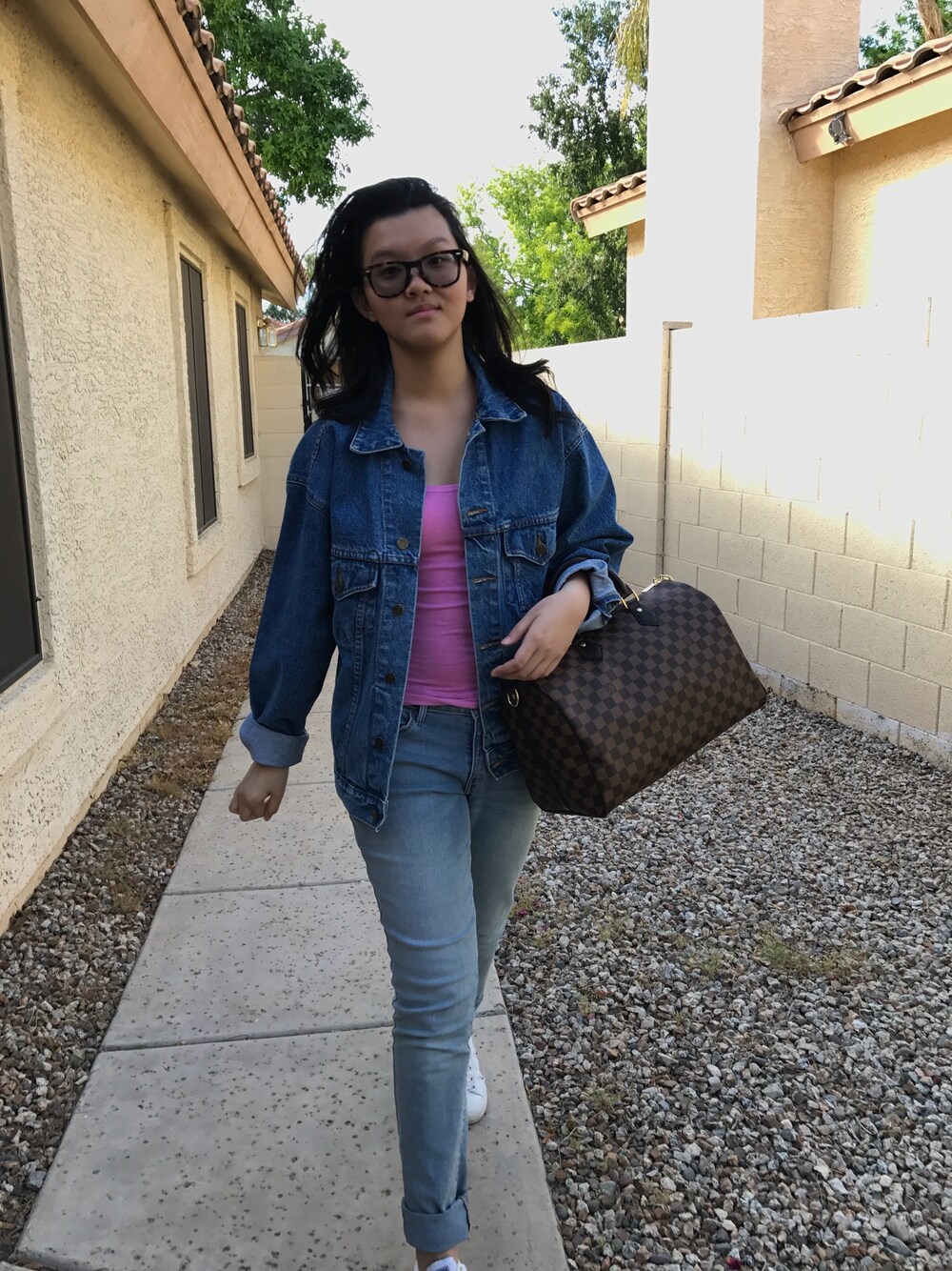「denimondenim、ootd、outfit、denim、streetstyle、sneakers、LouisVuitton、speedy35」｜「CONVERSEのアイテム（スニーカー、ホワイト系）」を使った、nanaさん（レディース・170cm）の春コーディネートの1枚目の写真