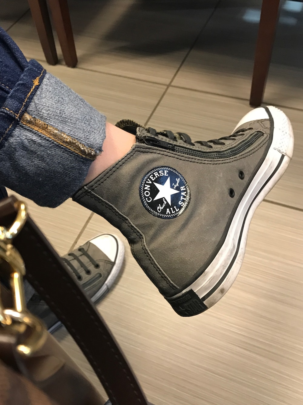 「kicks、converse、LouisVuitton、levis 501、ootd、outfit、streetstyle」｜「CONVERSEのアイテム（スニーカー、グレー系）」を使った、nanaさん（レディース・170cm）の春コーディネートの1枚目の写真