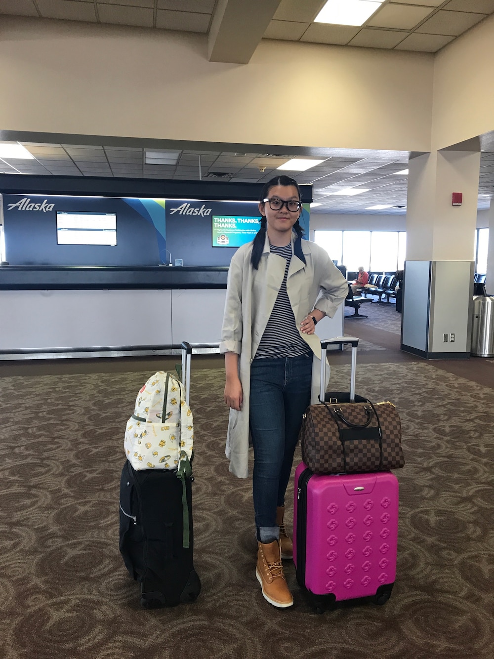「purse、ootd、outfit、airport style、vacation、streetstyle、denim、speedy35B」｜「LOUIS VUITTONのspeedy 35 bandoulière（ハンドバッグ、ブラウン系）」を使った、nanaさん（レディース・170cm）の春コーディネートの1枚目の写真