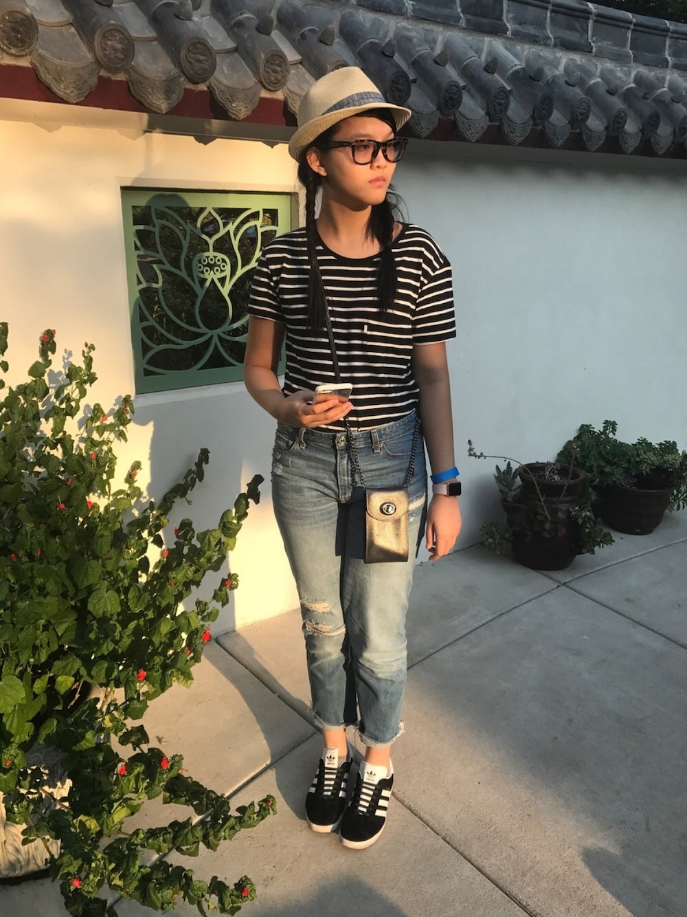 「rippedjeans、blackandwhite、summer、travel、outfit、ootd、sneakers、hat、Boyfriend Jeans」｜「Levi'sのアイテム（Tシャツ/カットソー、ブラック系）」を使った、nanaさん（レディース・170cm）の秋コーディネートの1枚目の写真