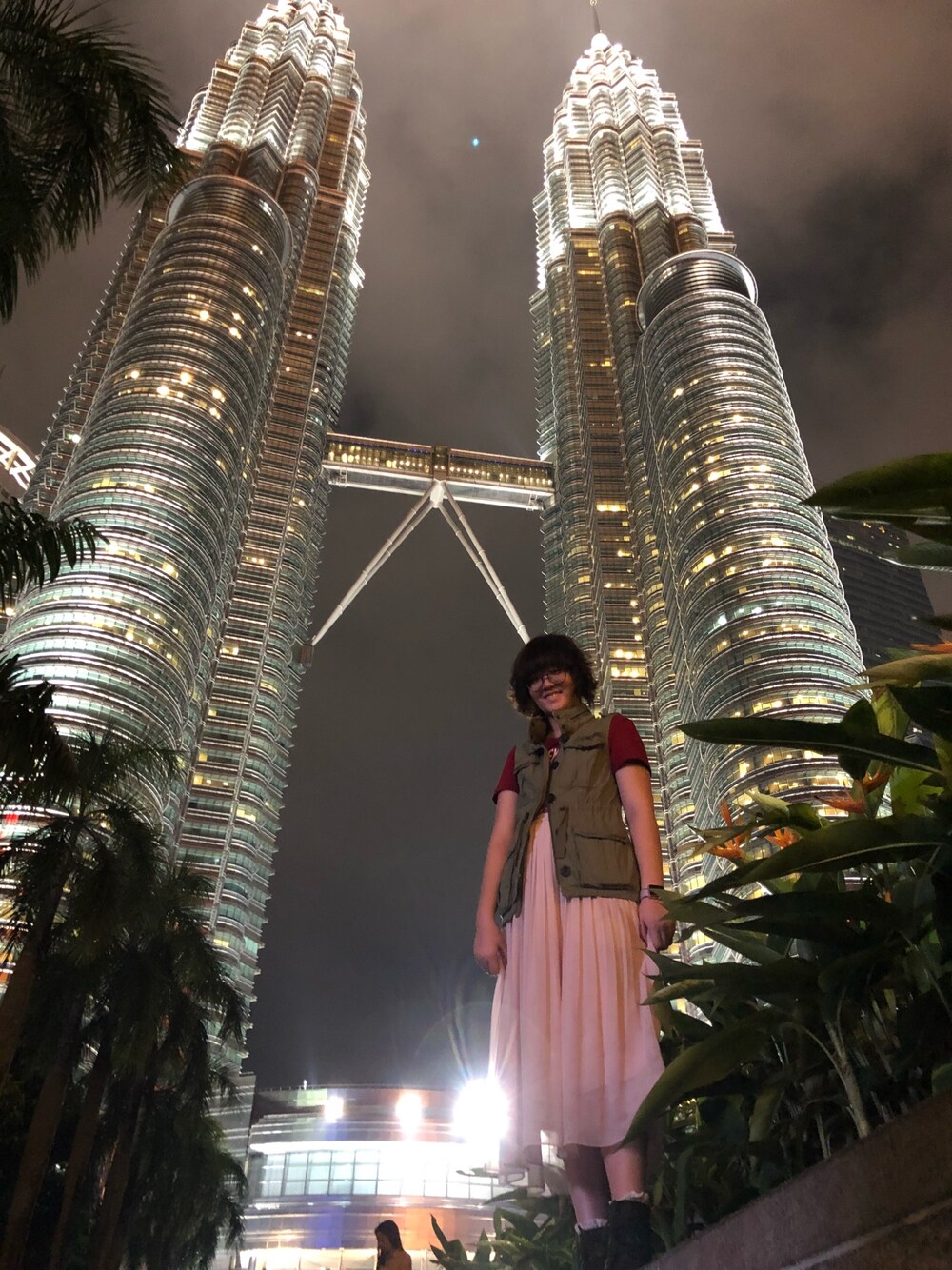 「throwback、latepost、travel、holiday、KLCC、KualaLumpur」｜「Abercrombie&Fitchのアイテム（ベスト、グリーン系）」を使った、nanaさん（レディース・170cm）の春コーディネートの1枚目の写真
