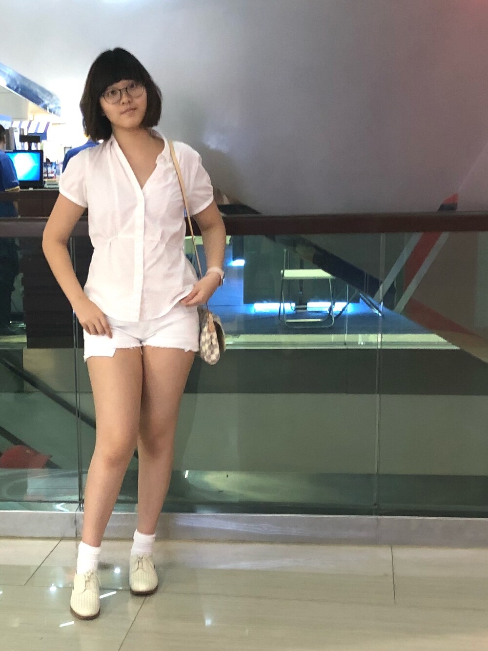 「summer、red and white、monochrome、streetstyle、fashion、LouisVuitton」｜「Levi'sのアイテム（シャツ/ブラウス、ホワイト系）」を使った、nanaさん（レディース・170cm）の夏コーディネートの1枚目の写真