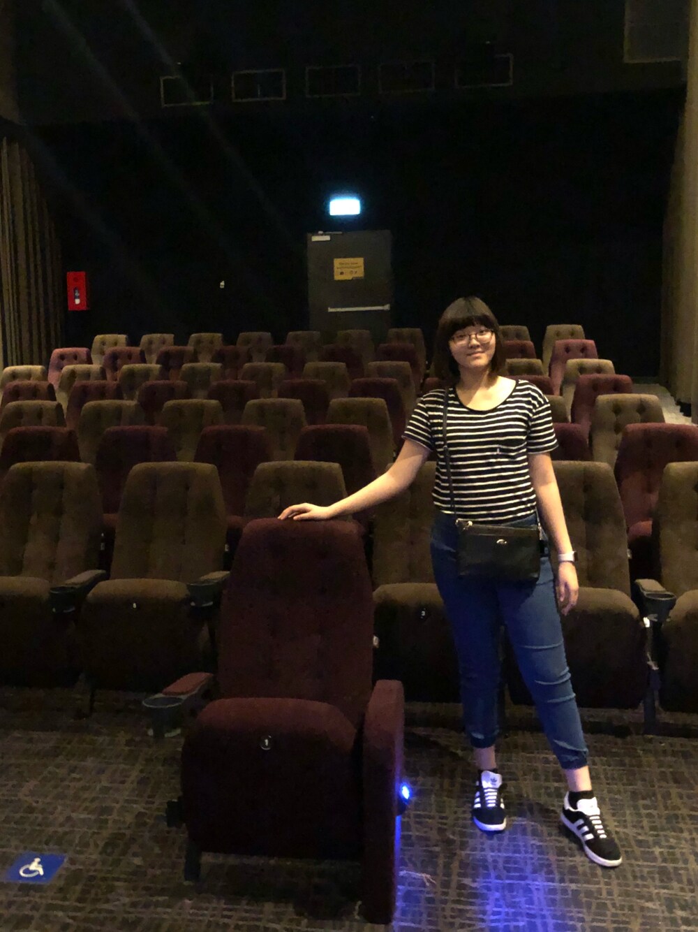 ブラック系のTシャツ/カットソー、ブルー系のスラックス、ブラック系のスニーカーを着用したレディースの夏コーディネートの1枚目の写真