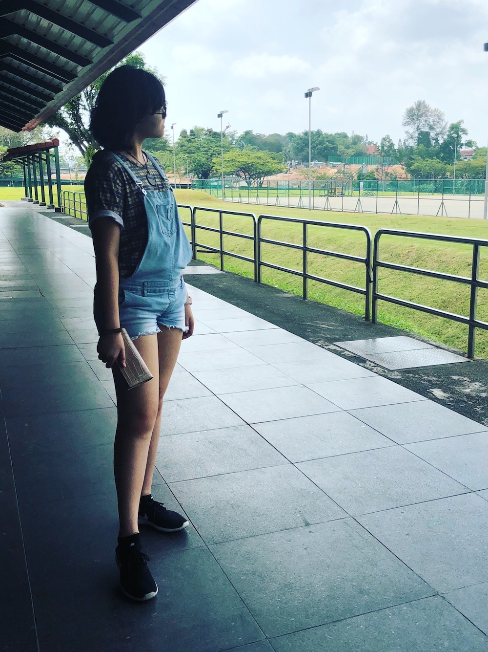 「summer、streetstyle、sneakers」｜「Guessのアイテム（つなぎ/オールインワン、ブルー系）」を使った、nanaさん（レディース・170cm）の夏コーディネートの1枚目の写真