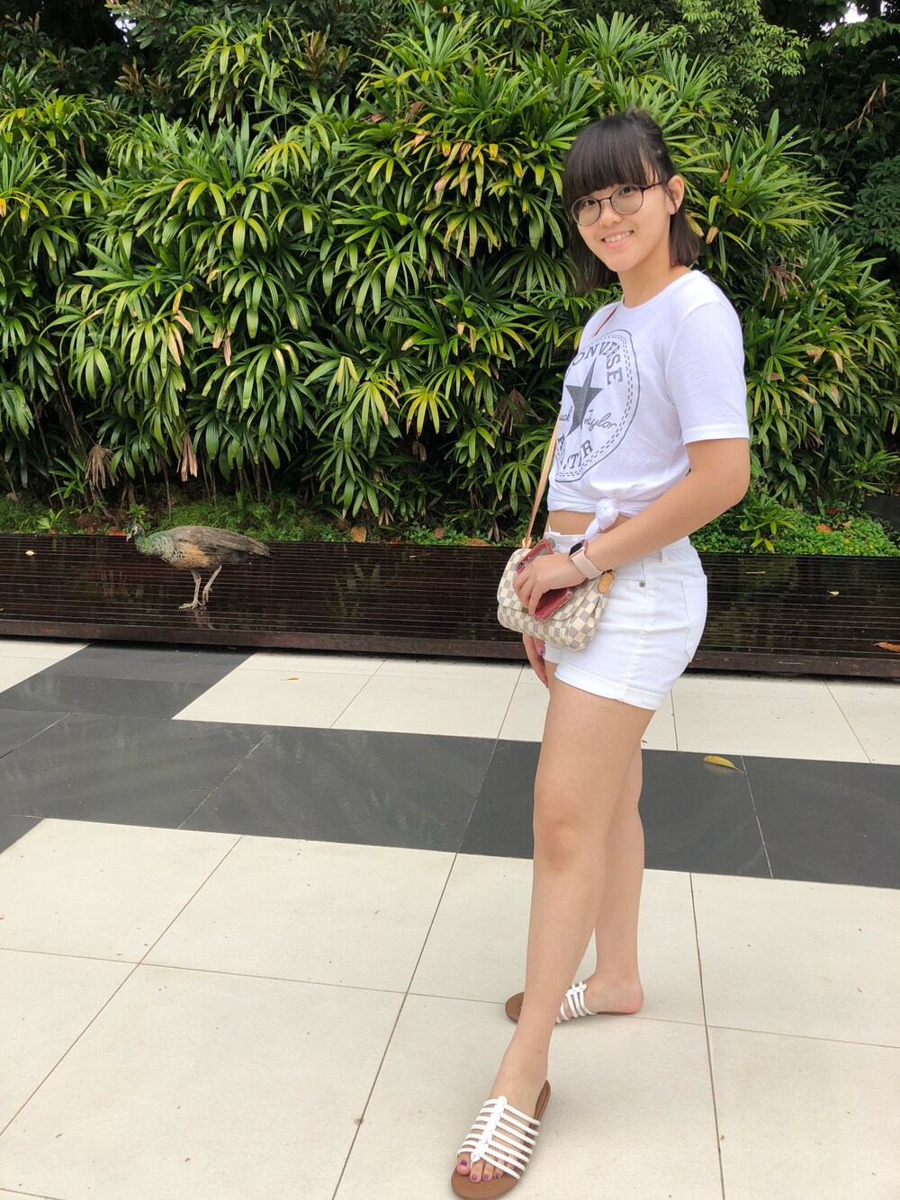 「all white、staycation、holiday、fashion、streetstyle、peacock」｜「CONVERSEのアイテム（Tシャツ/カットソー、ホワイト系）」を使った、nanaさん（レディース・170cm）の秋コーディネートの1枚目の写真