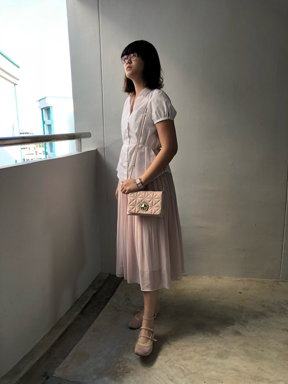 「OL、fashion、midiskirt、streetstyle」｜「Levi'sのアイテム（シャツ/ブラウス、ホワイト系）」を使った、nanaさん（レディース・170cm）の秋コーディネートの1枚目の写真