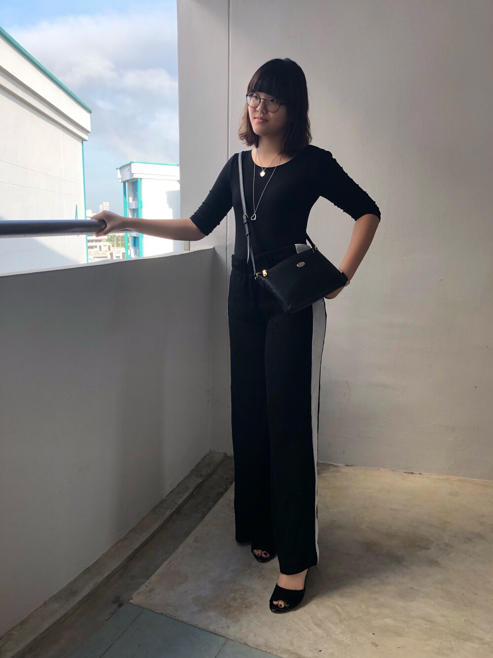 「fall、fashion、streetstyle、black、tulle、trackpants」｜「GAPのアイテム（Tシャツ/カットソー、ブラック系）」を使った、nanaさん（レディース・170cm）の秋コーディネートの1枚目の写真