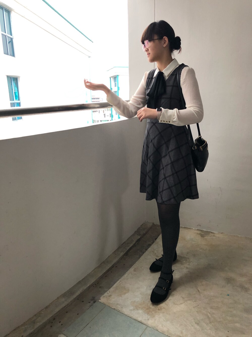 「Raining day、fall、fashion、dress、black and white、streetstyle」｜「MANGOのアイテム（その他トップス、ホワイト系）」を使った、nanaさん（レディース・170cm）の秋コーディネートの1枚目の写真