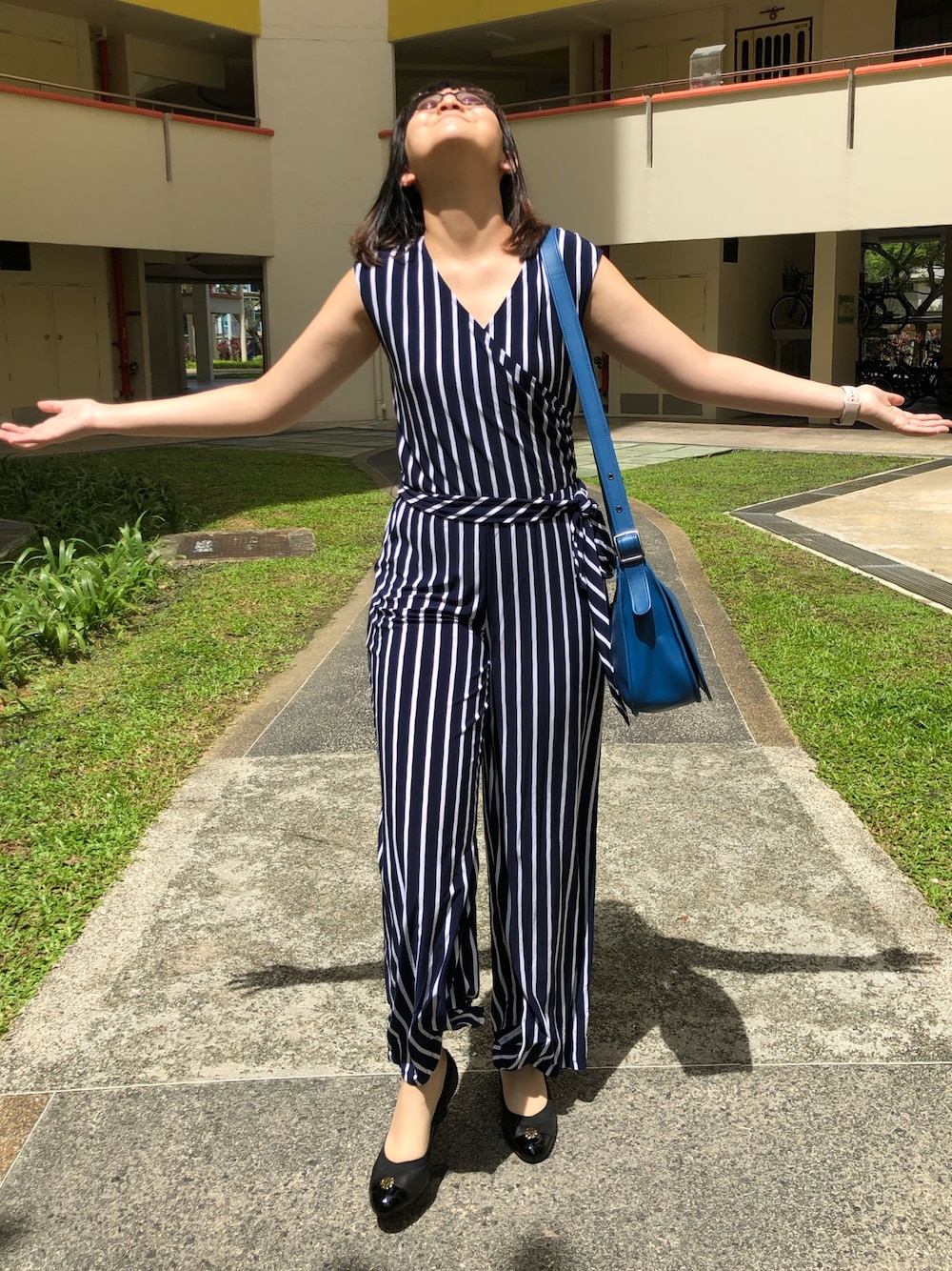 「Monday Blue 、jumpsuit、stripes、blue and white、streetstyle、fashion」｜「TORY BURCHのTory Burch Jolie Logo 65mm Wedge Pump（パンプス、ブラック系）」を使った、nanaさん（レディース・170cm）の秋コーディネートの1枚目の写真