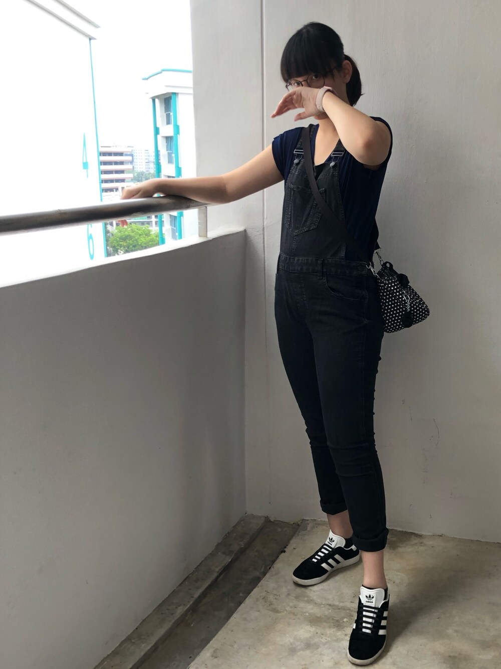「casual friday、tgif、fashion、streetstyle」｜「GAPのアイテム（つなぎ/オールインワン、ブラック系）」を使った、nanaさん（レディース・170cm）の秋コーディネートの1枚目の写真