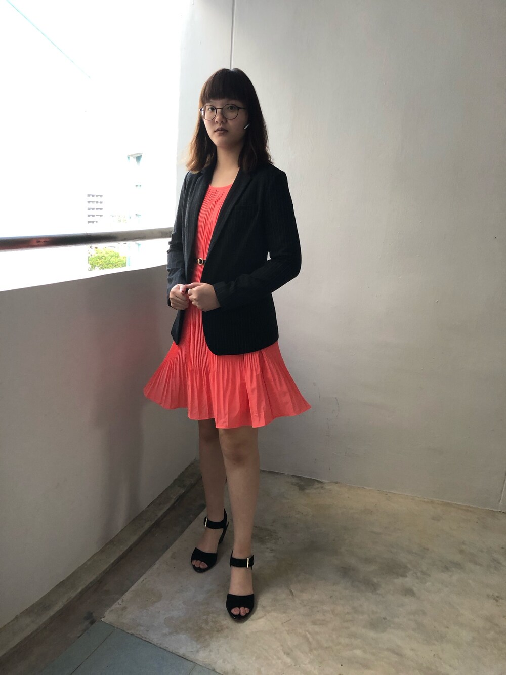 ブラック系のテーラードジャケット、ブラック系のサンダル、ブラック系のベルトを着用したレディースの冬コーディネートの1枚目の写真