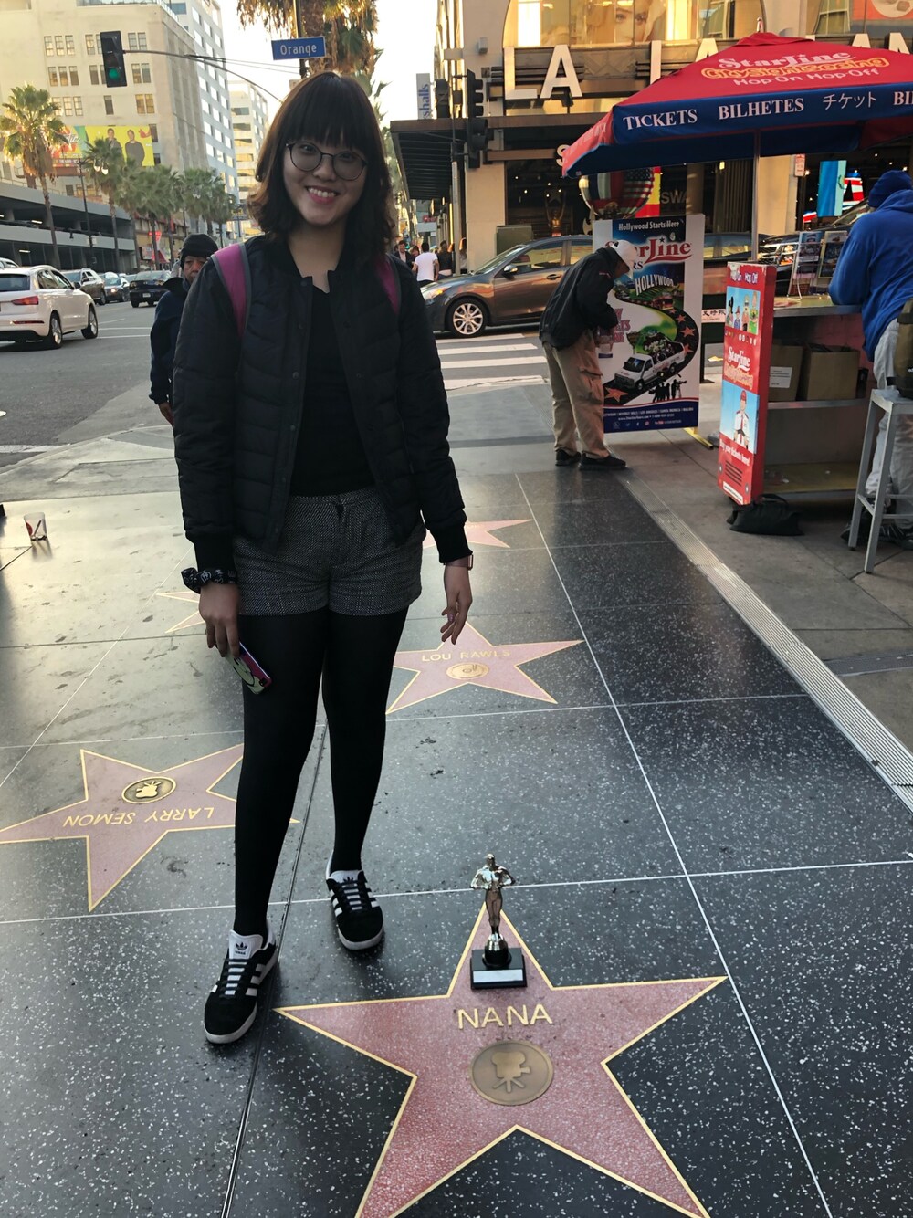 「throwback、latepost、Hollywood walk of fame、streetstyle、travel、graduationtrip」｜「UNIQLOのアイテム（ダウンジャケット/コート、ブラック系）」を使った、nanaさん（レディース・170cm）の冬コーディネートの1枚目の写真