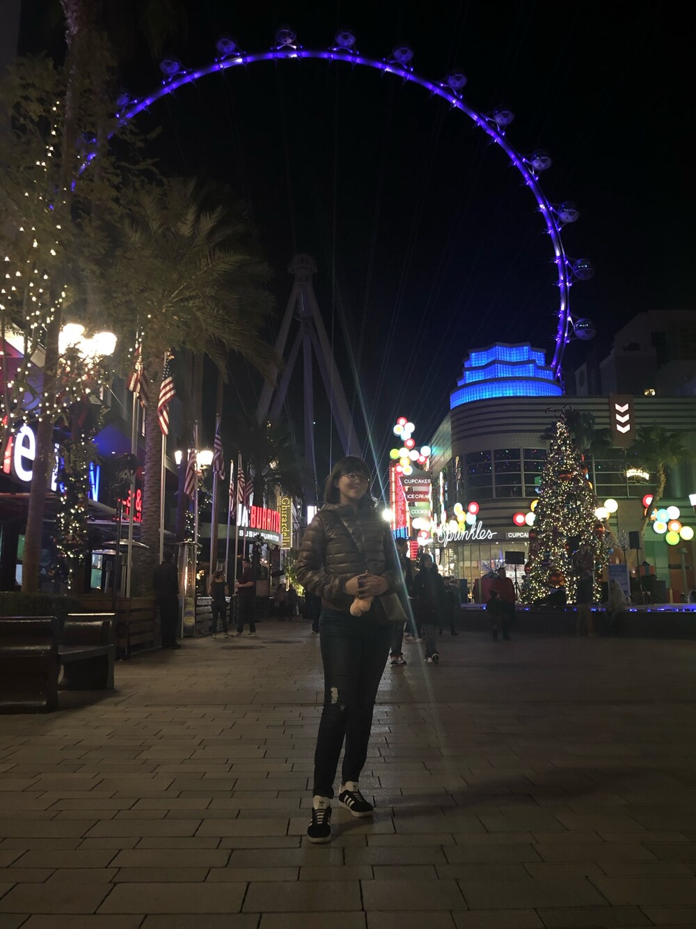 「latepost、travel、Las Vegas、HIGHROLLER」｜「UNIQLOのアイテム（ダウンジャケット/コート、ブラウン系）」を使った、nanaさん（レディース・170cm）の冬コーディネートの1枚目の写真