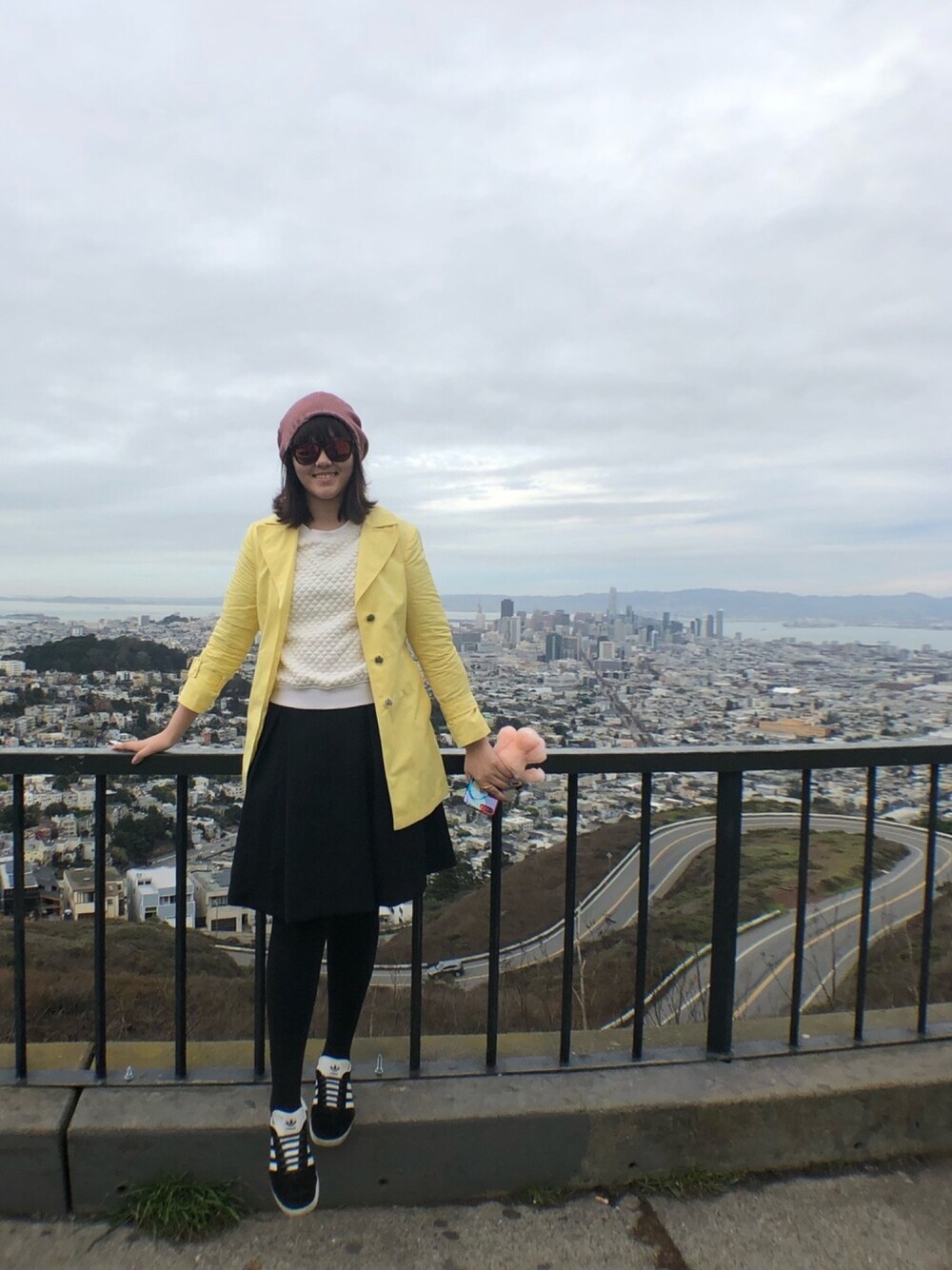 「latepost、travel、San Francisco、trench coat、graduationtrip、winter、ＴＷＩＮ　ＰＥＡＫＳ」｜「UNIQLOのアイテム（スウェット、ホワイト系）」を使った、nanaさん（レディース・170cm）の冬コーディネートの1枚目の写真