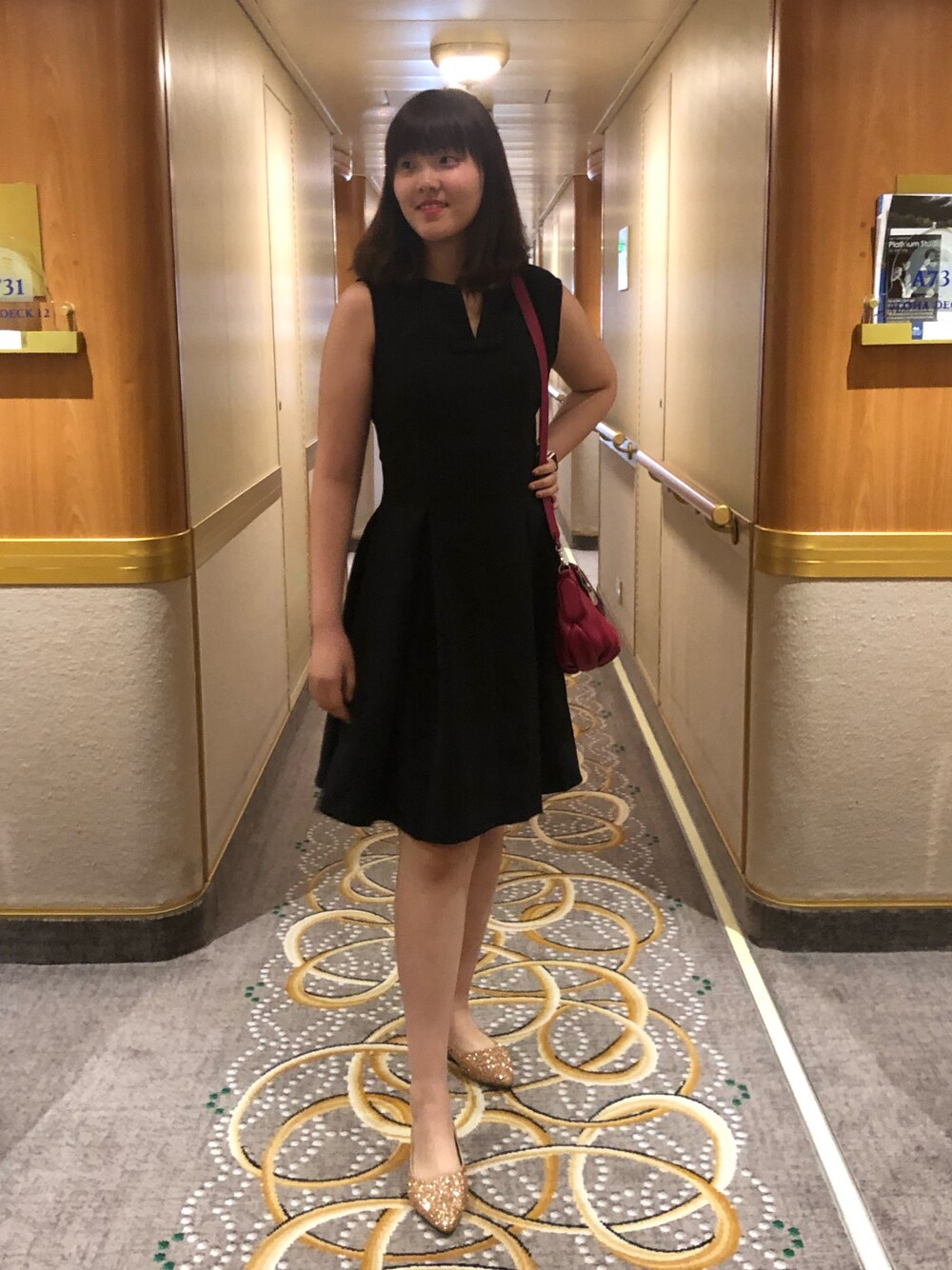 「throwback、cruisewear、travel、dinner outfit、princess cruise」｜「the Stationのアイテム（ワンピース、ブラック系）」を使った、nanaさん（レディース・170cm）の冬コーディネートの1枚目の写真
