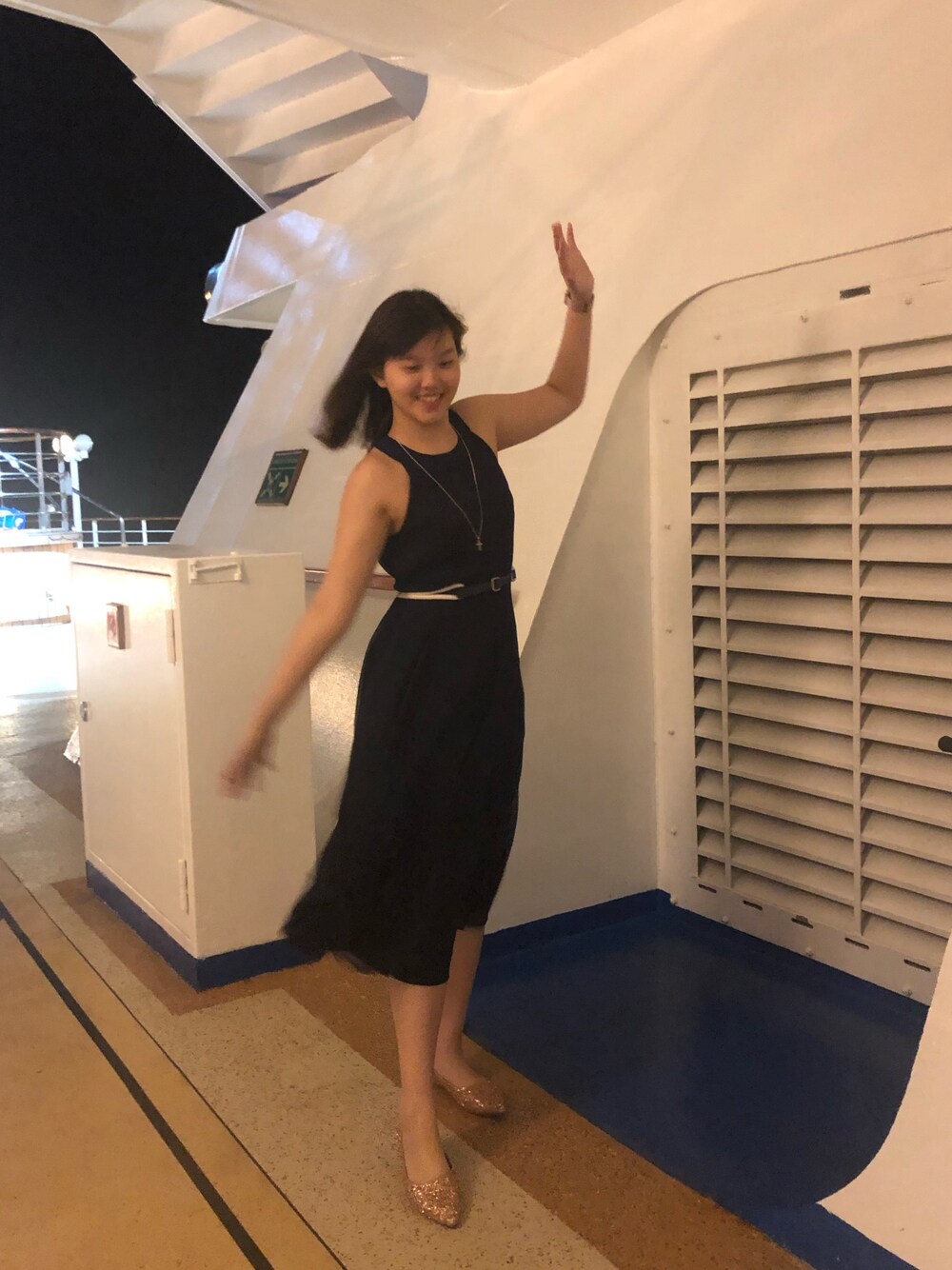 「throwback、cruise、dinner outfit、travel、flowy」｜「TOMMY HILFIGERのTommy Hilfiger Chiffon Belted A-Line Dress（ワンピース、ブルー系）」を使った、nanaさん（レディース・170cm）の冬コーディネートの1枚目の写真