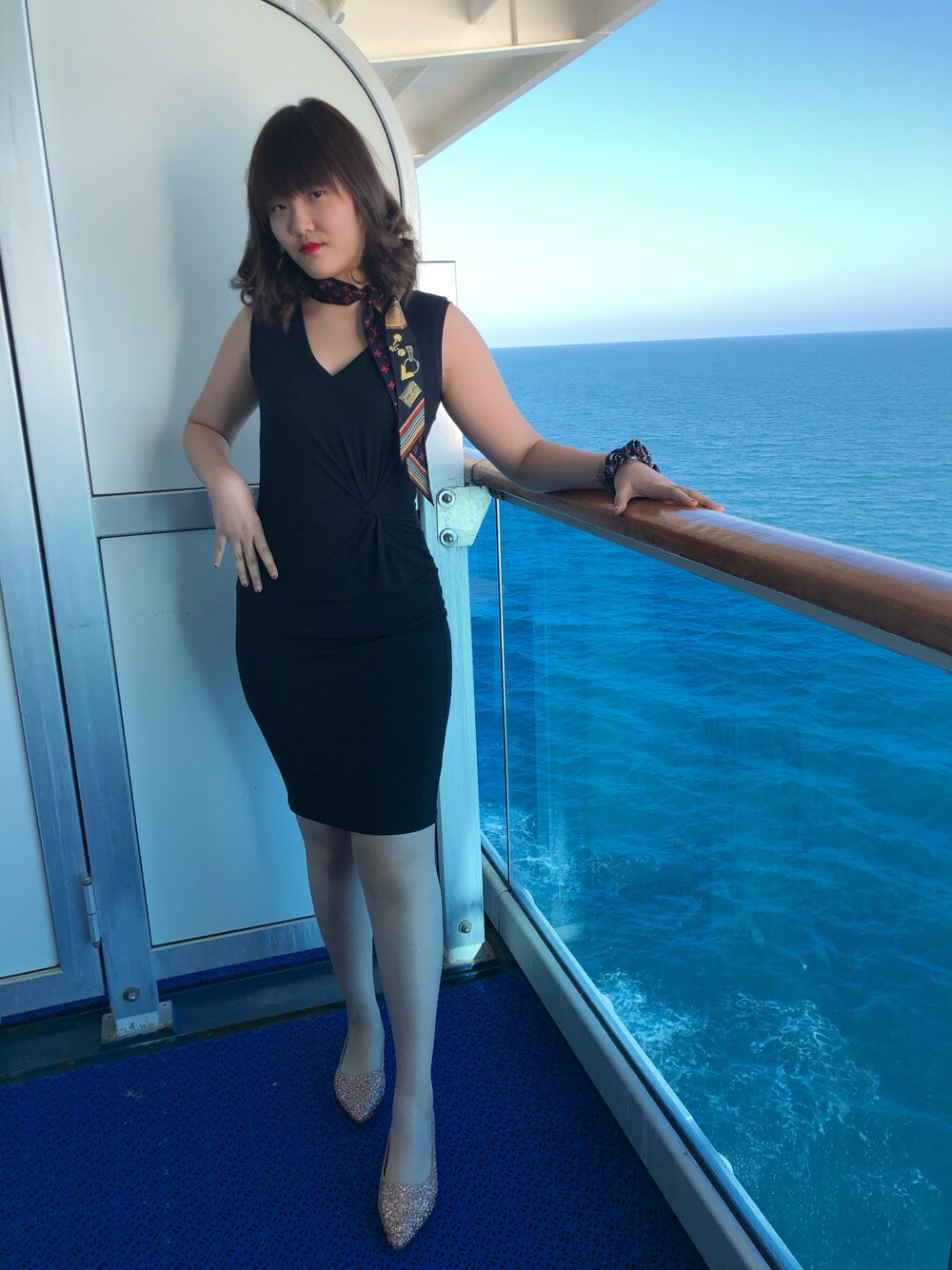 「throwback、birthday、dinner outfit、cruisewear、cruise、LouisVuitton」｜「LOUIS VUITTONのbandeau (twilly)（マフラー、ブラック系）」を使った、nanaさん（レディース・170cm）の冬コーディネートの1枚目の写真