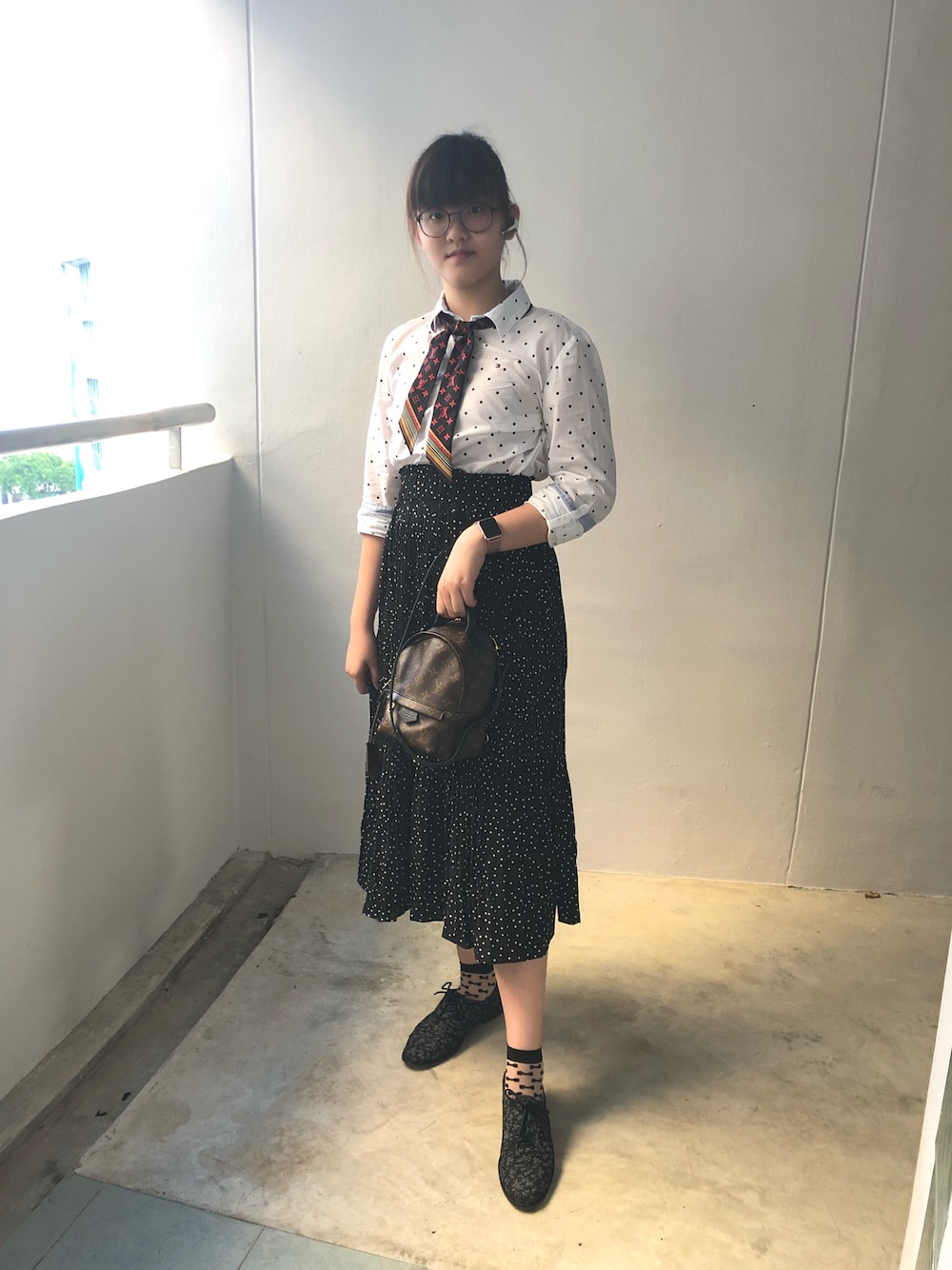 「ootd、fashion、PolkaDot、black and white」｜「TOMMY HILFIGERのpolka dot shirt （シャツ/ブラウス、ホワイト系）」を使った、nanaさん（レディース・170cm）の冬コーディネートの1枚目の写真