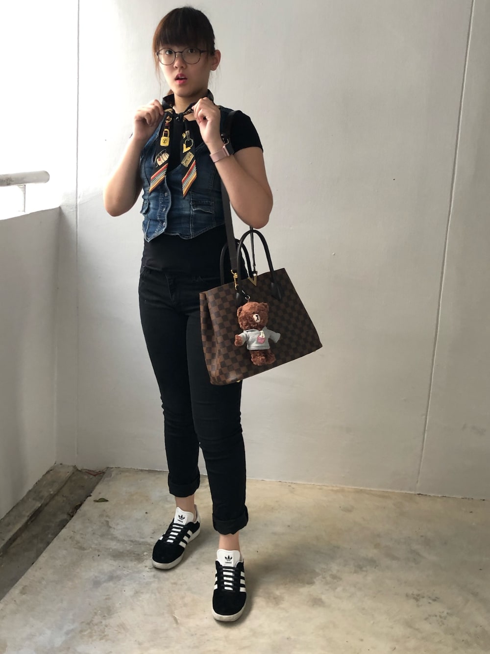 「tgif、casualfriday、fashion、black、LouisVuitton」｜「LOUIS VUITTONのbandeau (twilly)（マフラー、ブラック系）」を使った、nanaさん（レディース・170cm）の春コーディネートの1枚目の写真