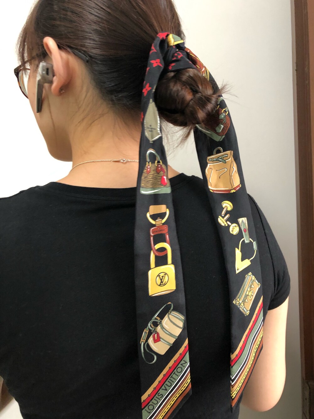 「tgif、ALLBLACK、casualfriday、ootd、LouisVuitton、bandeau、TWILLY」｜「LOUIS VUITTONのbandeau (twilly)（マフラー、ブラック系）」を使った、nanaさん（レディース・170cm）の春コーディネートの1枚目の写真