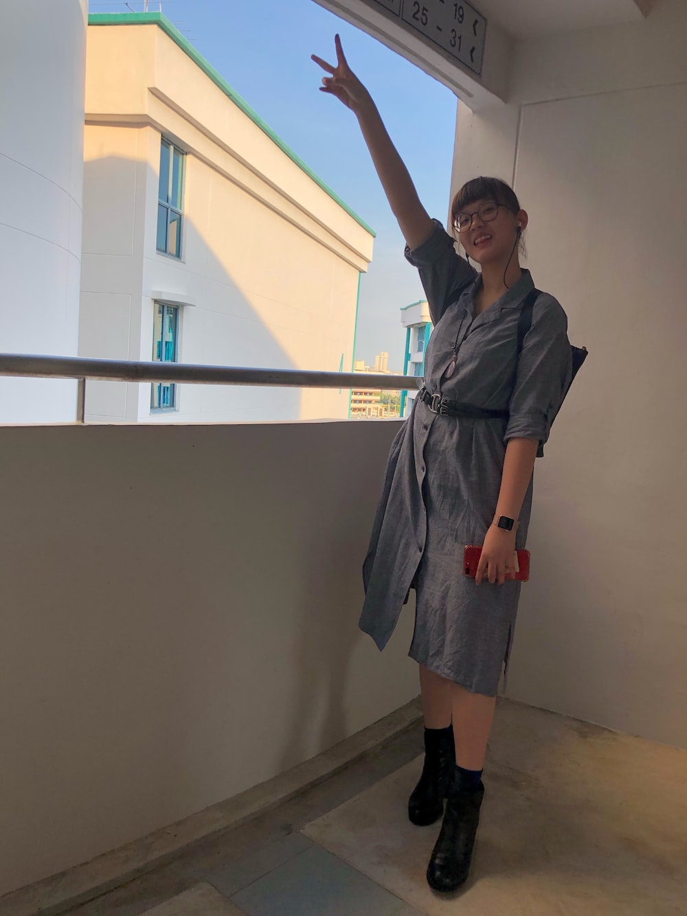 「blue、monochrome、shirtdress、linen、ootd」｜「TOMMY HILFIGERのtote backpack （バックパック/リュック、ブルー系）」を使った、nanaさん（レディース・170cm）の春コーディネートの1枚目の写真