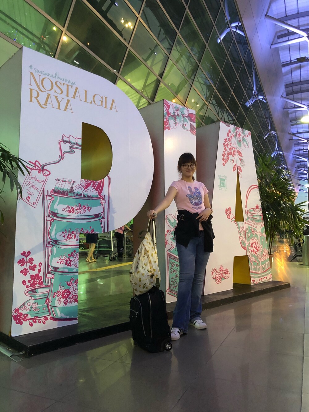 「throwback、weekend trip、airport、airportfashion、Penang airport、penang malaysia」｜「Hard Rock CafeのHard Rock Cafe Hollywood（Tシャツ/カットソー、ピンク系）」を使った、nanaさん（レディース・170cm）の夏コーディネートの1枚目の写真