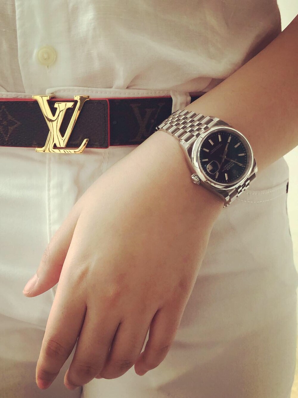 「tgif、casual friday、ALLWHITE、ROLEX、LouisVuitton」｜「LOUIS VUITTONのreversible belt（ベルト、ブラウン系）」を使った、nanaさん（レディース・170cm）の夏コーディネートの1枚目の写真