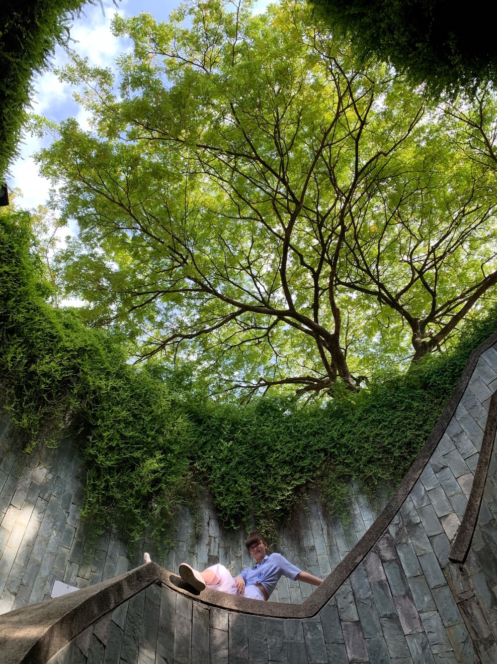 「latepost、fortcanningpark、Singapore、Photography」｜「UNIQLOのwhite circle skirt （スカート、ホワイト系）」を使った、nanaさん（レディース・170cm）の夏コーディネートの1枚目の写真