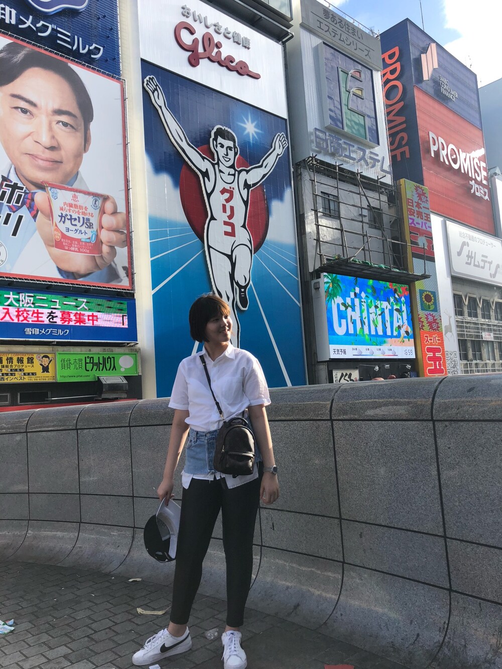 「glico man、osaka、dotonbori、summer、denim、denim belt、throwback」｜「UNIQLOのアイテム（シャツ/ブラウス、ホワイト系）」を使った、nanaさん（レディース・170cm）の夏コーディネートの1枚目の写真