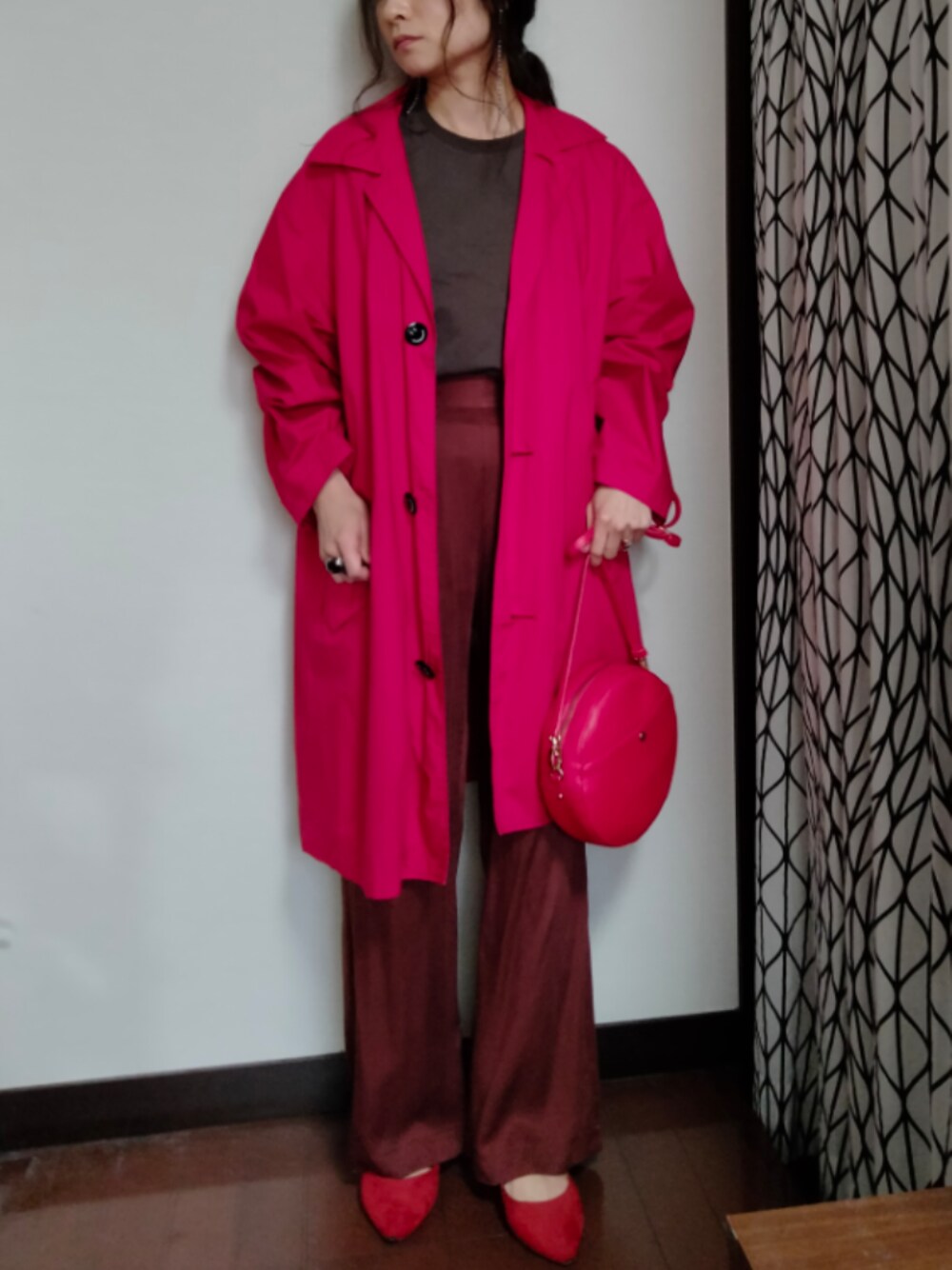 「主役はカラーパンツ、赤、プチプラ、低身長、オトナカジュアル、ワントーンコーデ、休日スタイル、ラフ、春コーデ、今日のコーデ」｜「OZOCの◆【洗える】レーヨンツイルフレアパンツ（その他パンツ、ブラウン系）」を使った、ねこさん（レディース・152cm）の春コーディネートの1枚目の写真