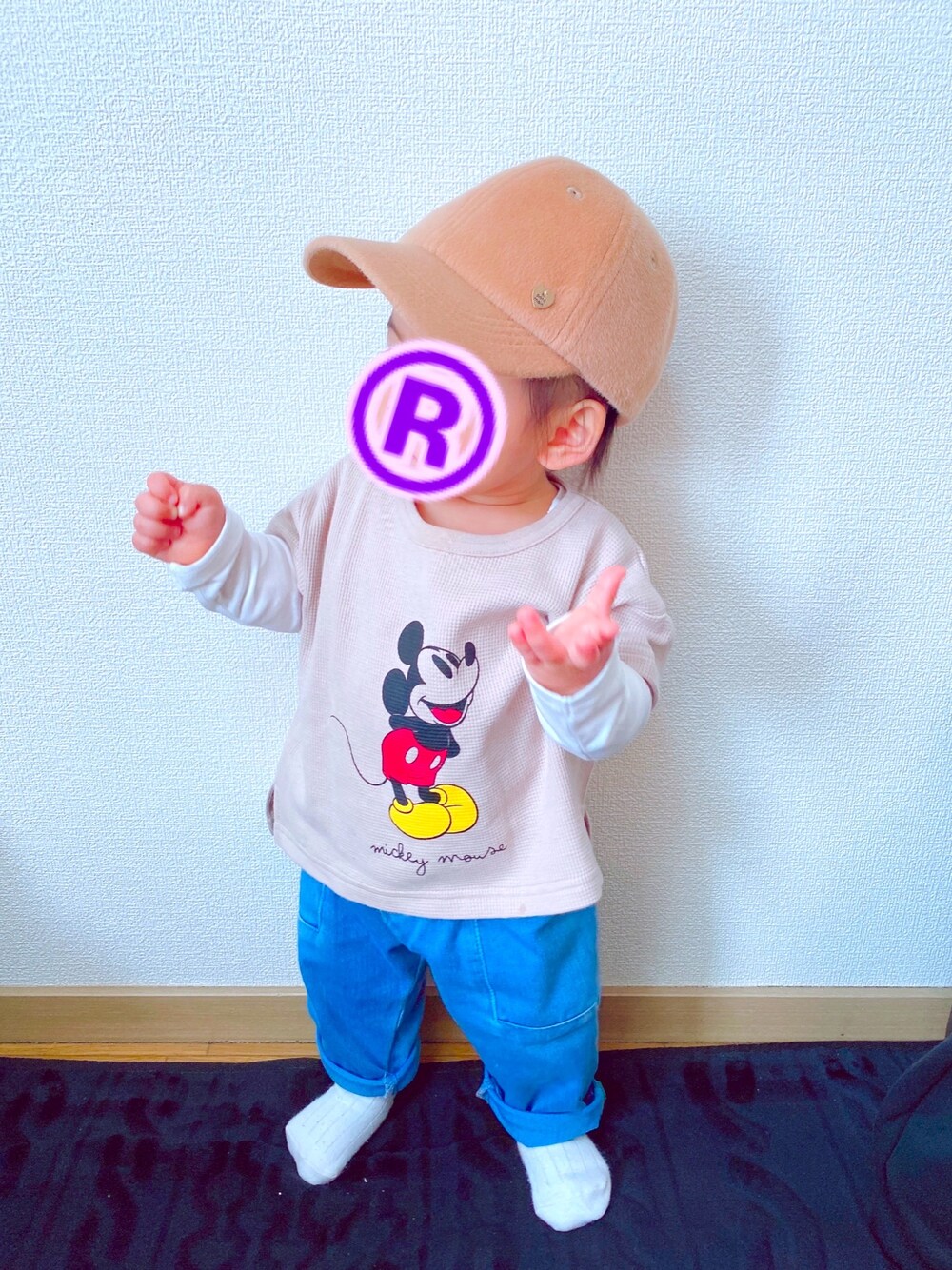 「カジュアルコーデ」｜「Birthdayのアイテム（Tシャツ/カットソー、ベージュ系）」を使った、chii©︎さん（キッズ・70cm）の冬コーディネートの1枚目の写真