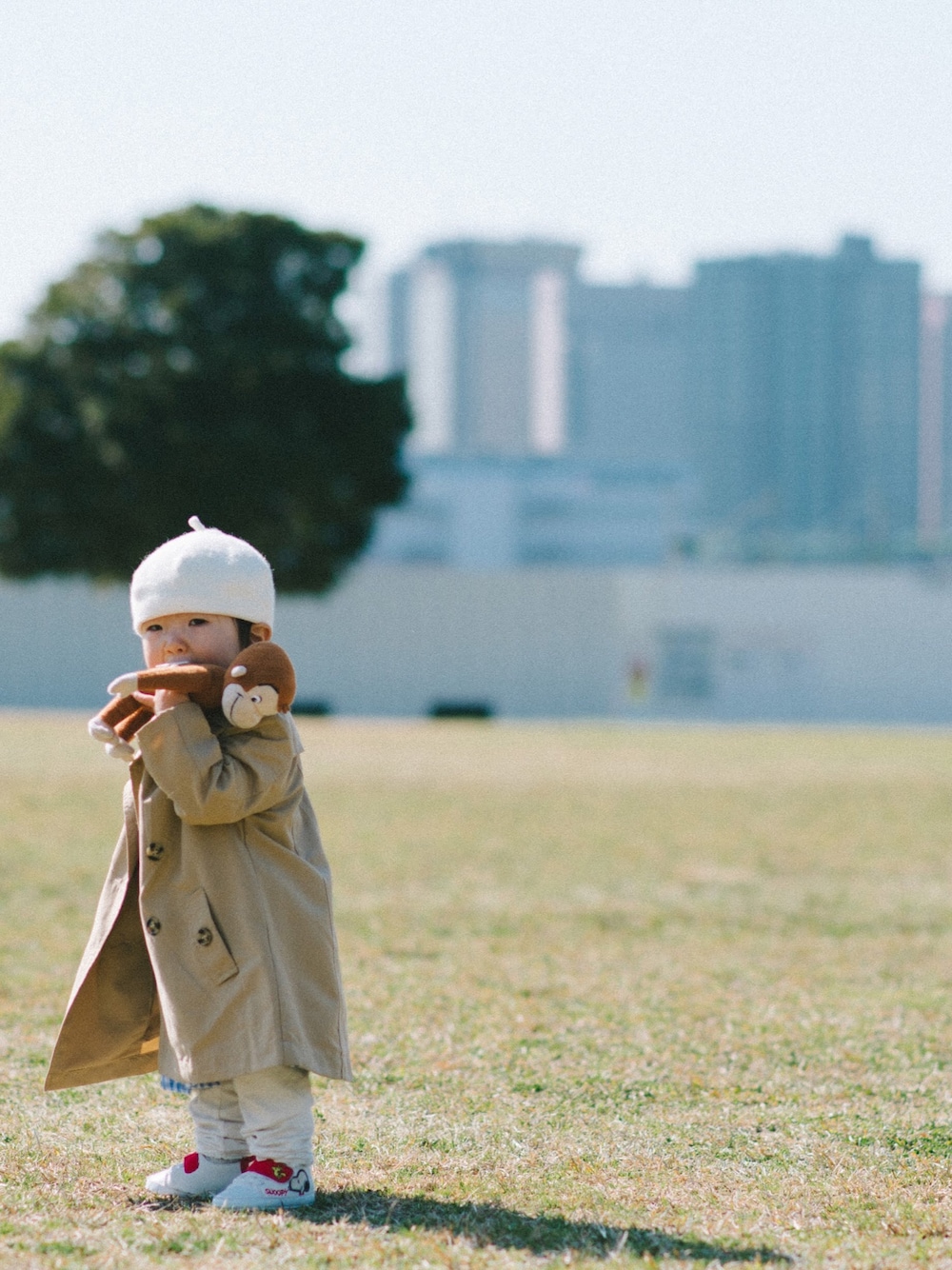 「80cm、公園、トレンチコート、kids」｜「西松屋のアイテム（トレンチコート、ベージュ系）」を使った、taiga:)さん（レディース・153cm）の春コーディネートの1枚目の写真