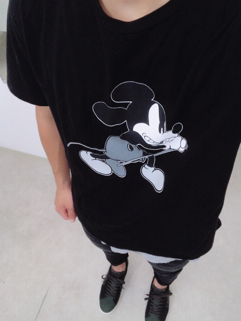 「スニーカー、黒、Tシャツ、通学」｜「NUMBER (N)INEのアイテム（Tシャツ/カットソー、ブラック系）」を使った、ゆきさん（メンズ・170cm）の秋コーディネートの1枚目の写真
